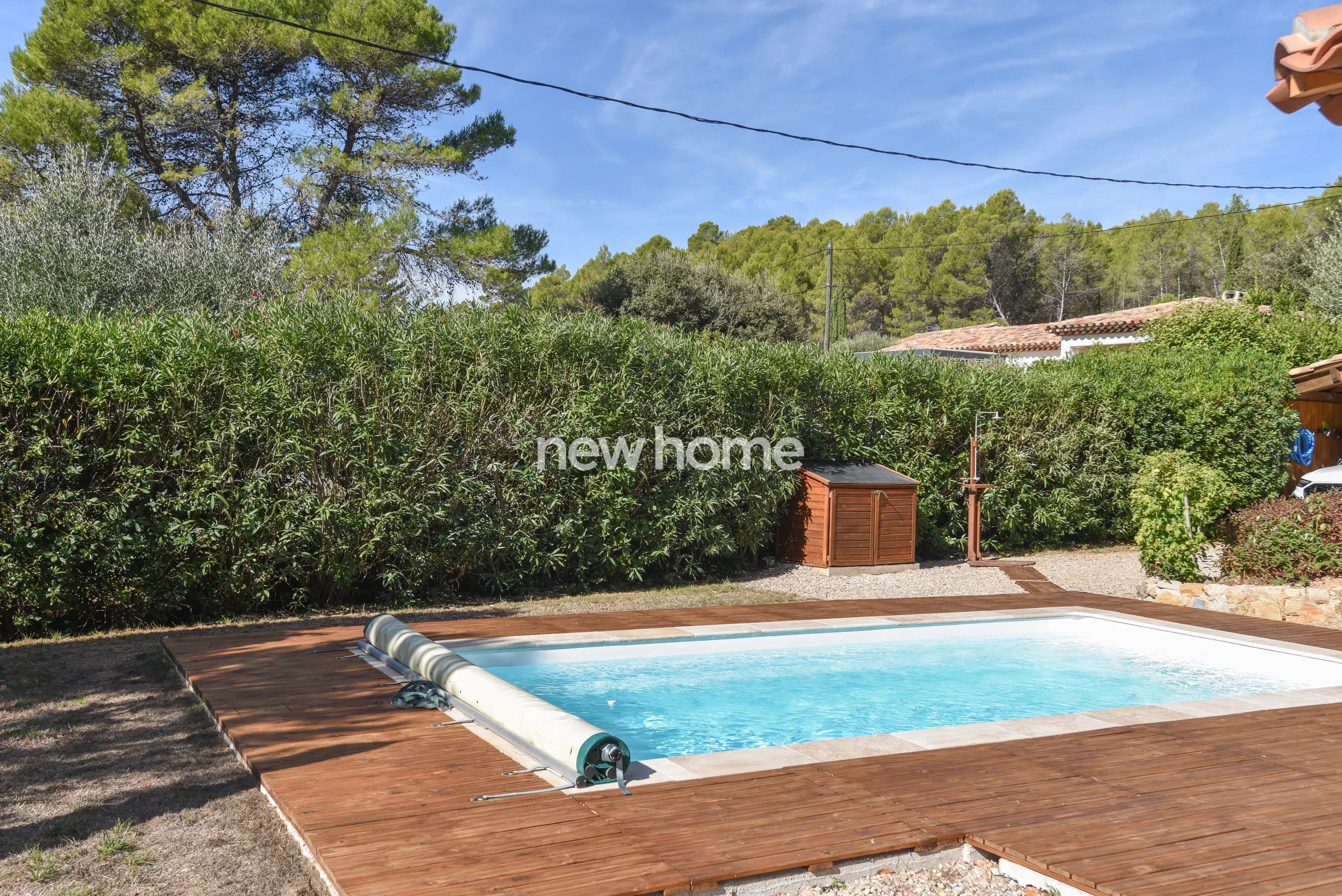 Maison tout confort avec grand jardin, garage, piscine et proximité du village