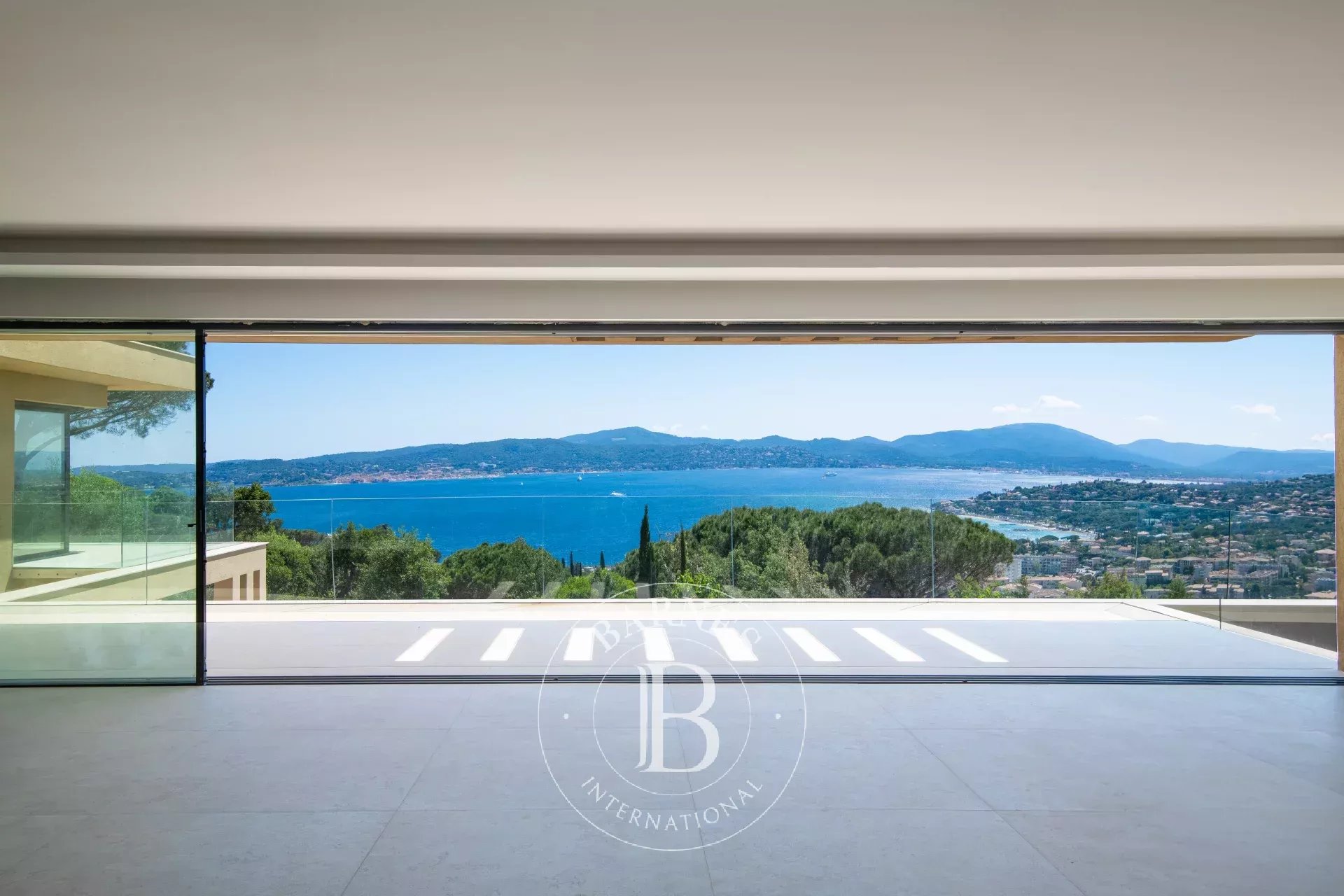 SAINTE-MAXIME - VILLA  CONTEMPORAINE -  VUE MER PANORAMIQUE  - PROCHE CENTRE-VILLE