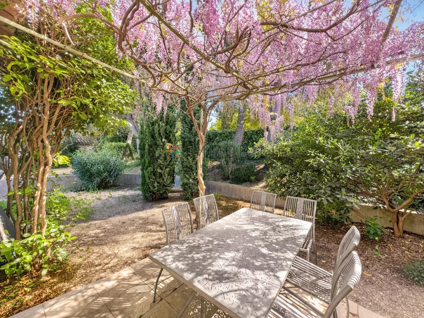 MAZET AVEC JARDIN. CENTRE-VILLE A PIED — Résidence avec piscine