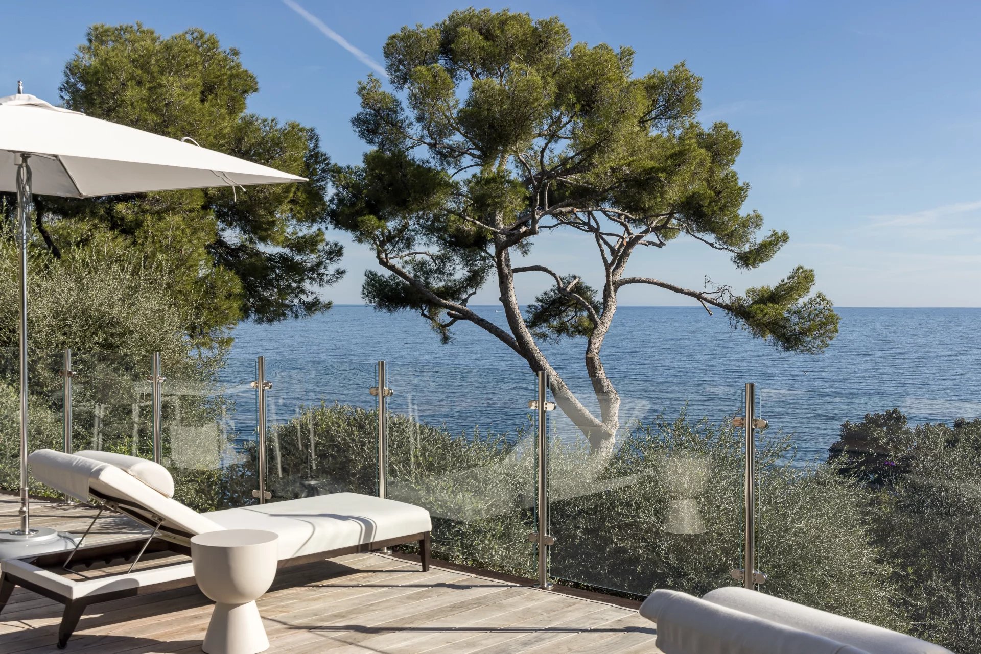 Contemporary 5-bedroom villa with panoramic view