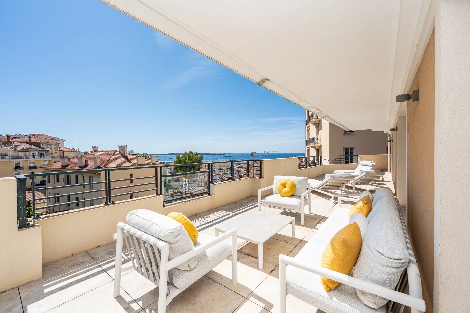 SUPERB PENTHOUSE WITH PANORAMIC SEA VIEW — 3 GARAGES — CANNES CENTRE