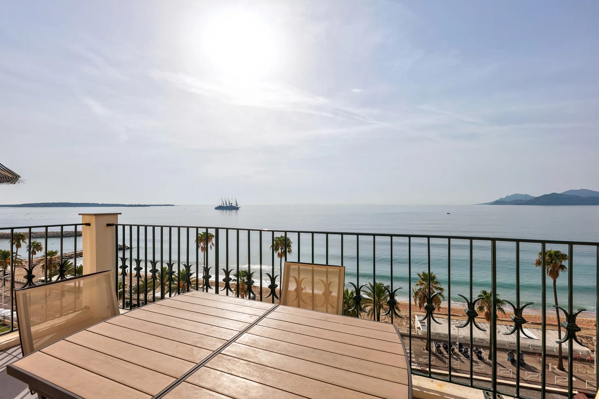 CANNES - SUQUET: Außergewöhnliche 4-Zi-Wohnung, oberster Stock, Panorama-Meerblick