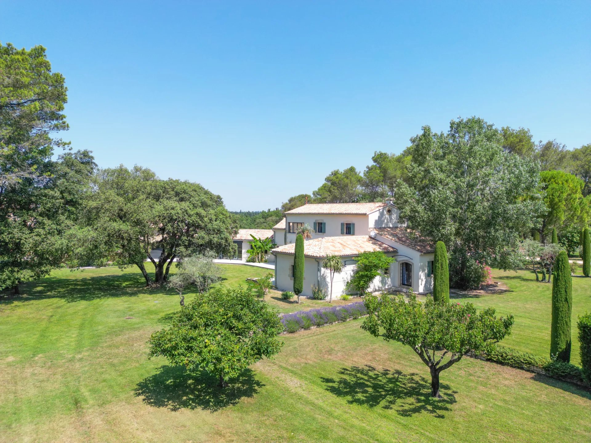 Proche de l'Isle-sur-la-Sorgue - Domaine d'exception entre Luberon et Mont Ventoux sur un parc de 15 hectares
