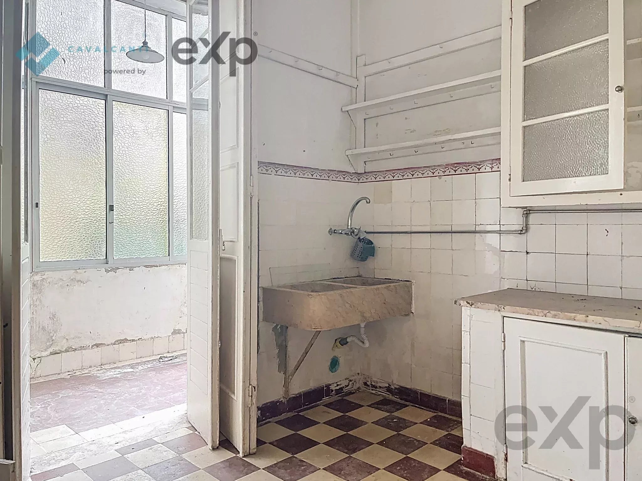 3-bedroom with charm and patio for renovation – Lisbon 86916807 image 33