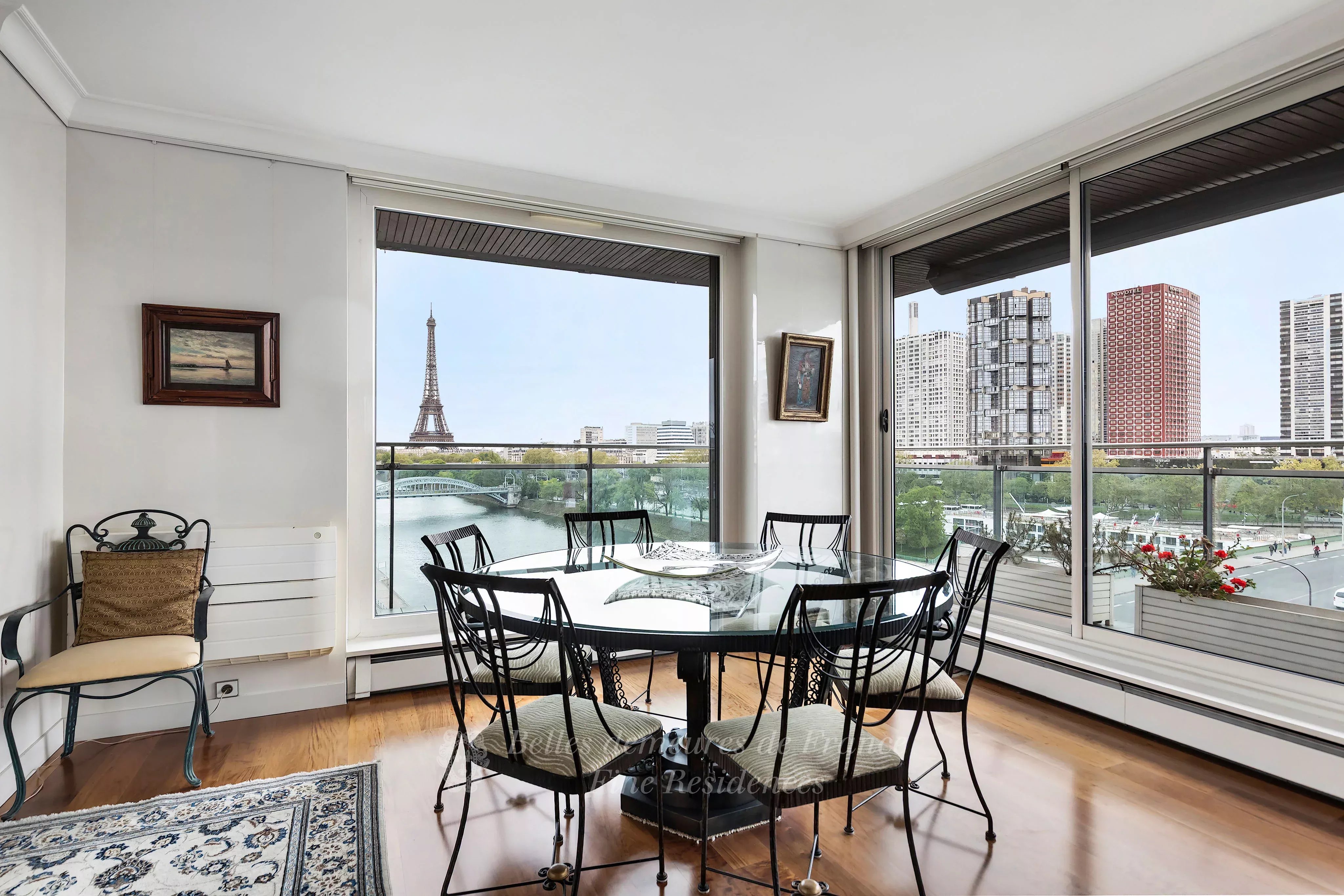 Paris 16th District – A sunny 3-bed apartment commanding Eiffel Tower views
