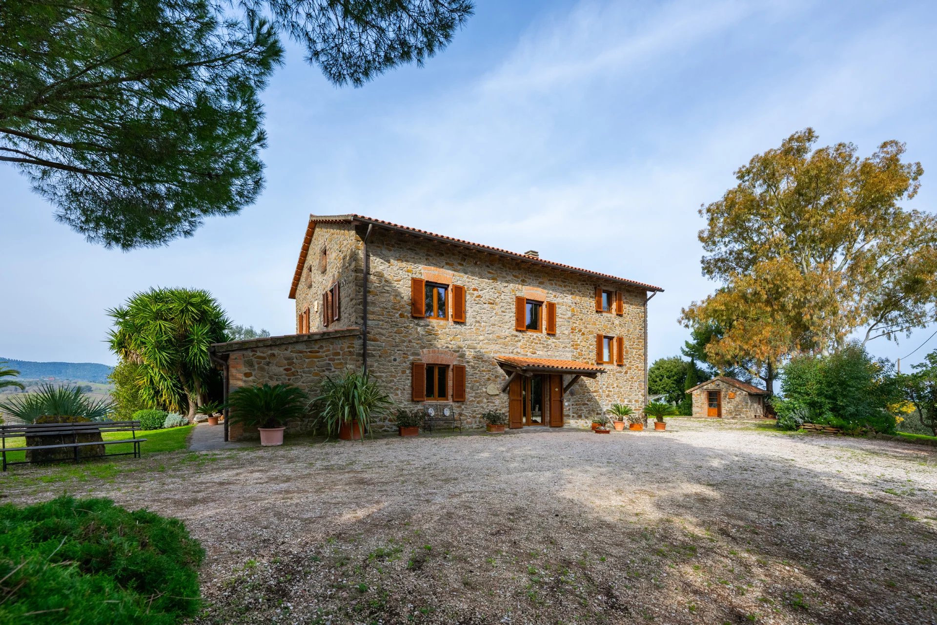 CASALE CON VIGNETO E AZIENDA AGRICOLA IN VENDITA A MAGLIANO IN TOSCANA