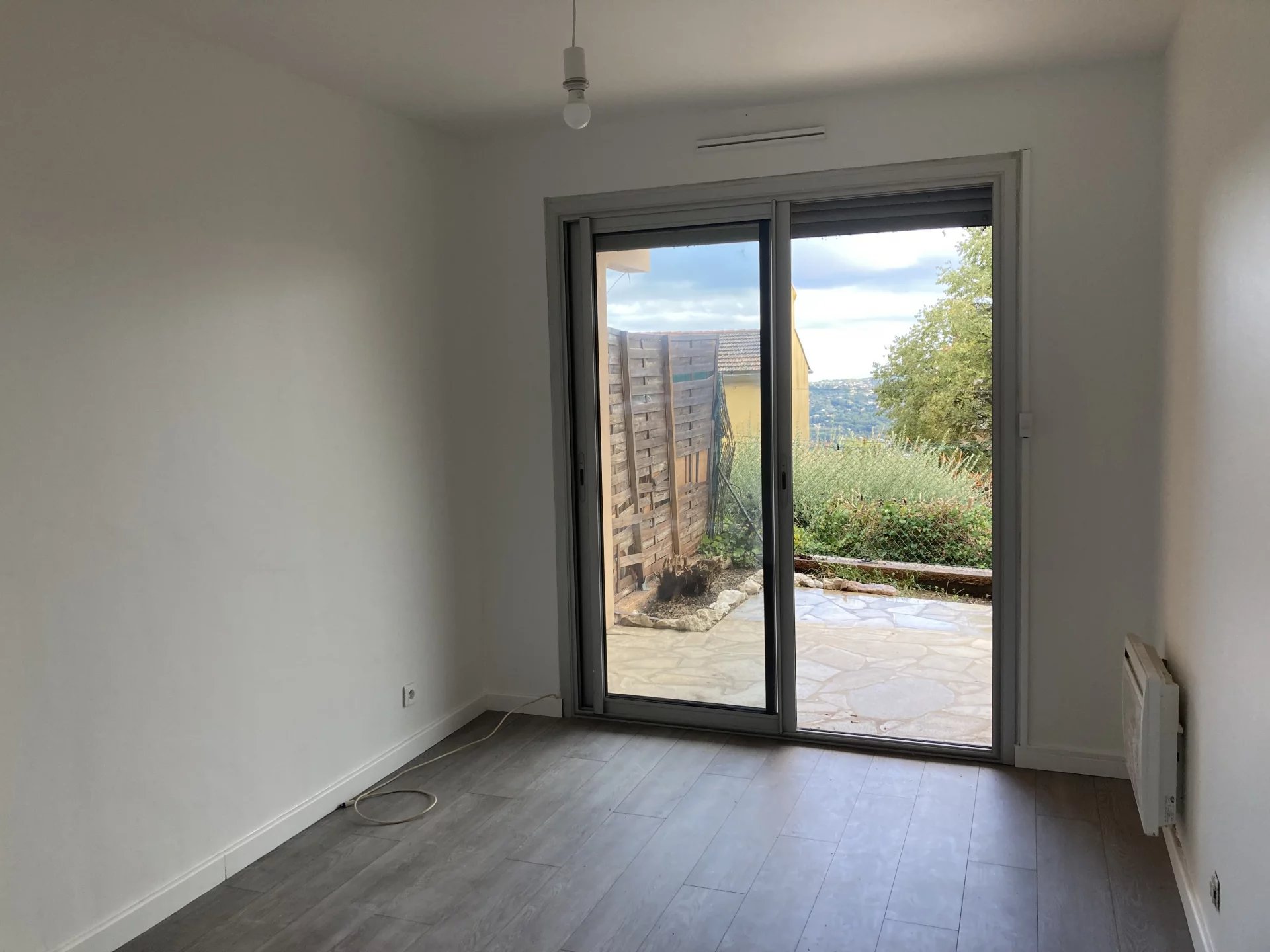 Grasse : dans petit immeuble proche toutes commodités à pieds2 pièces en rez de chaussée composé d'un ...