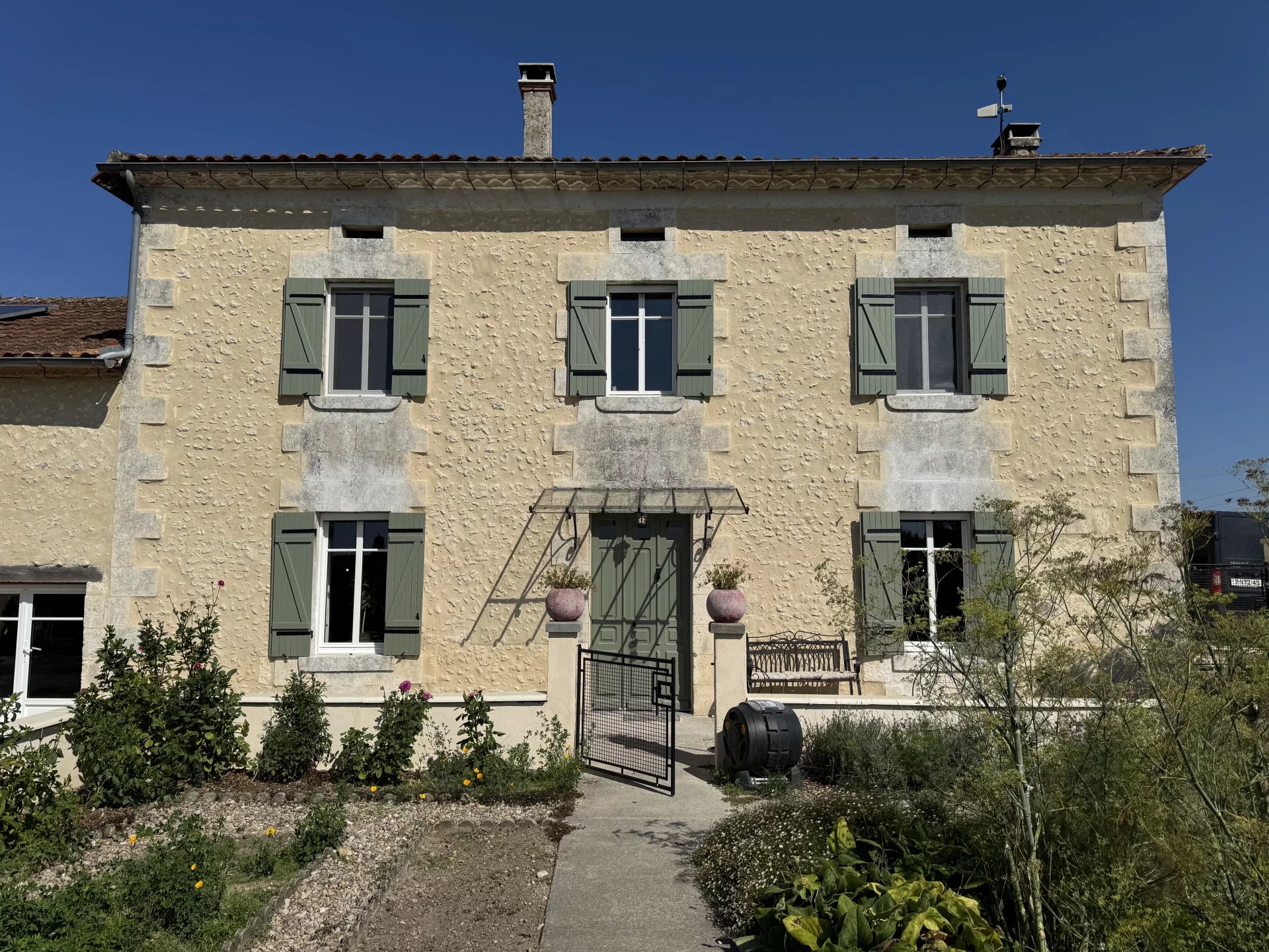 Belle maison de 4 chambres et appartement indépendant de 2 chambres entourés de vues sur la campagne