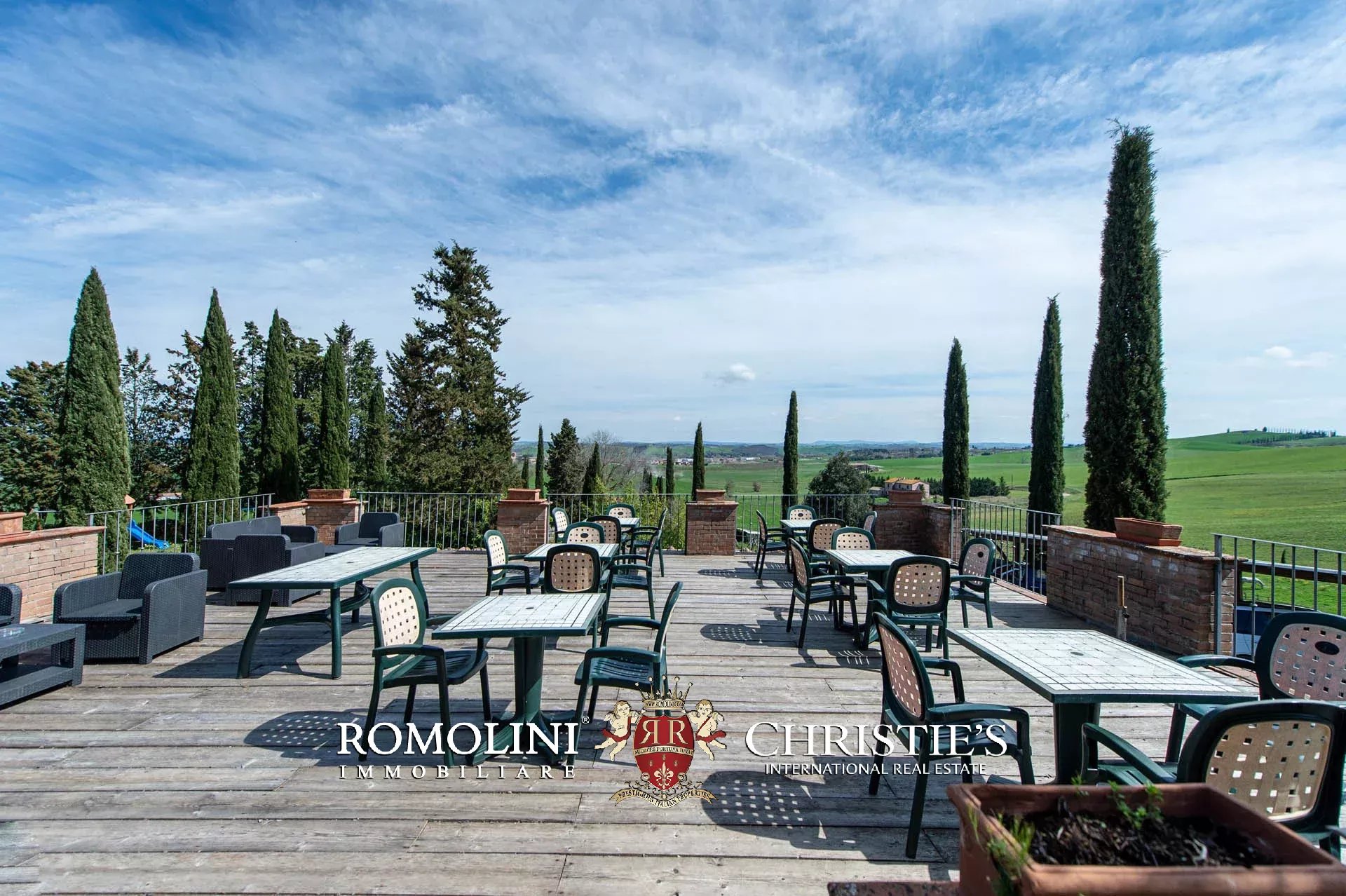 VILLA CON PISCINA E VIGNETO IN VENDITA A SIENA, TOSCANA