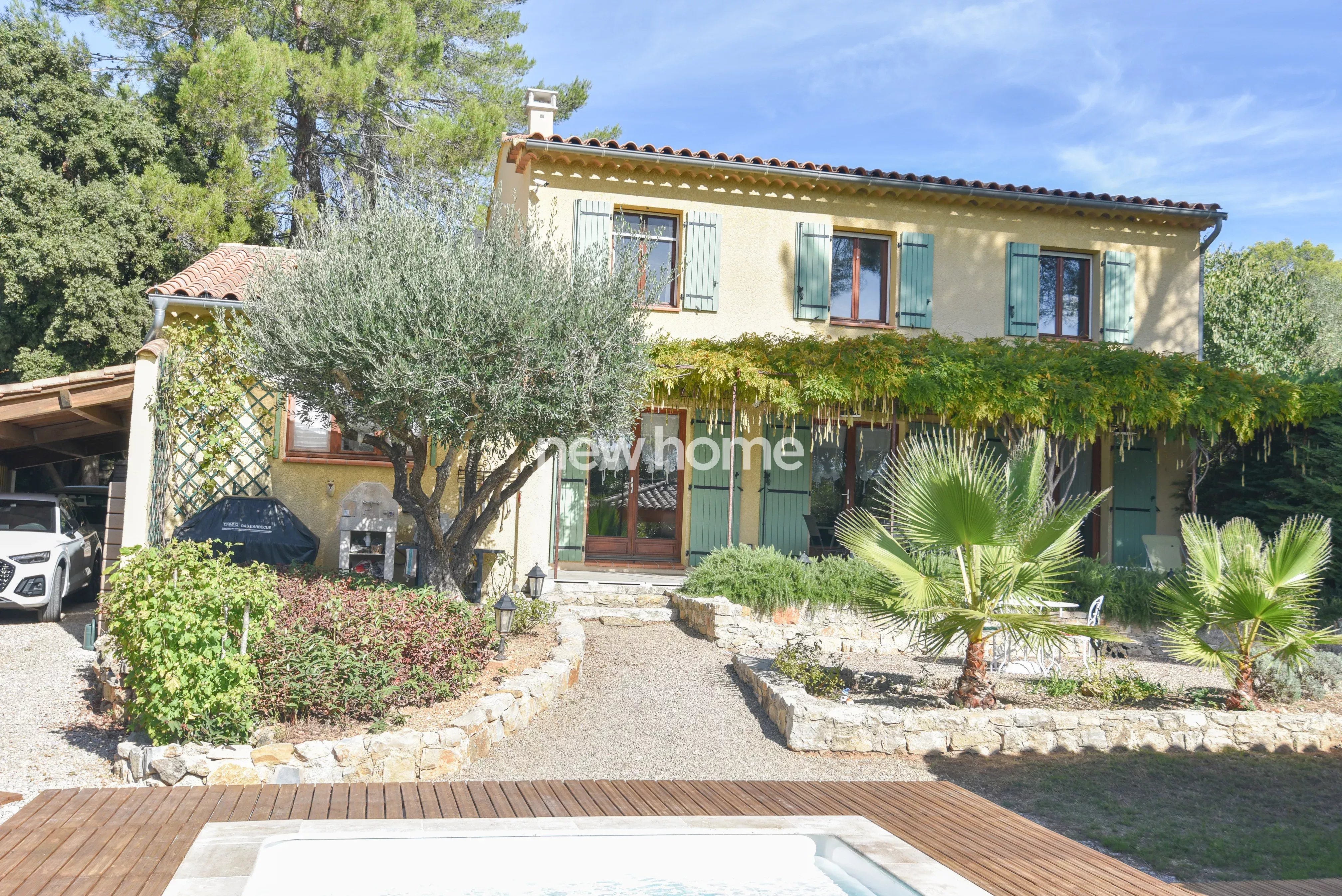 Maison tout confort avec grand jardin, garage, piscine et proximité du village
