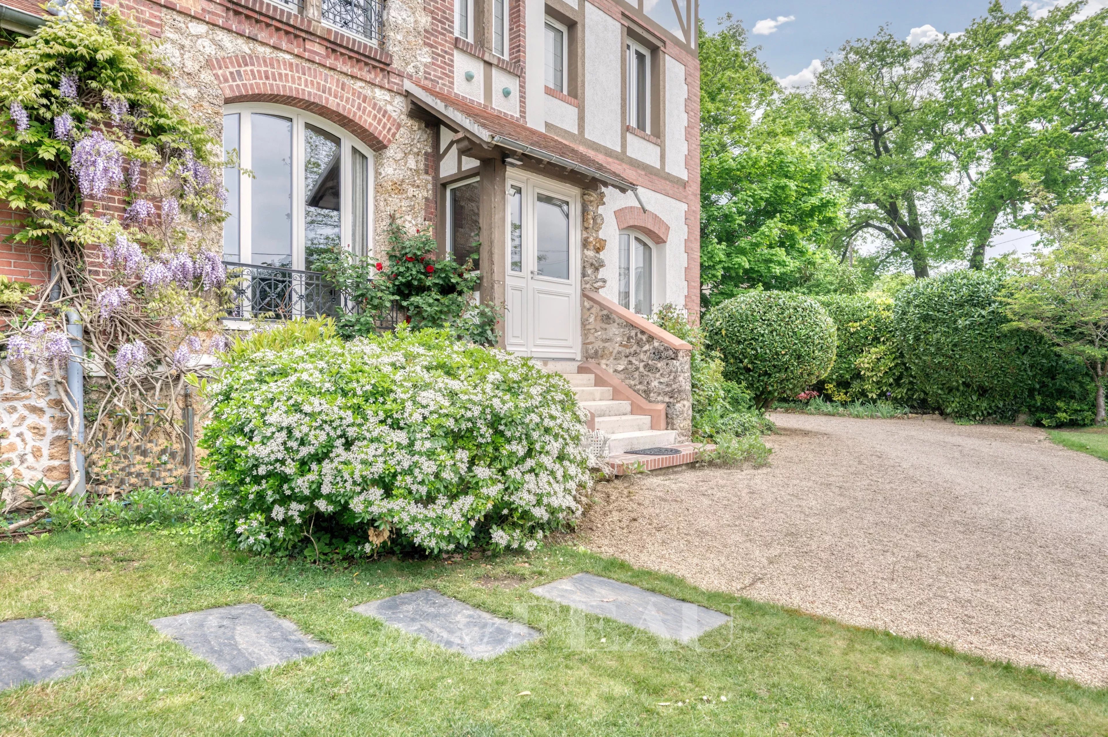 Garches - Demeure familiale, beau terrain plat.