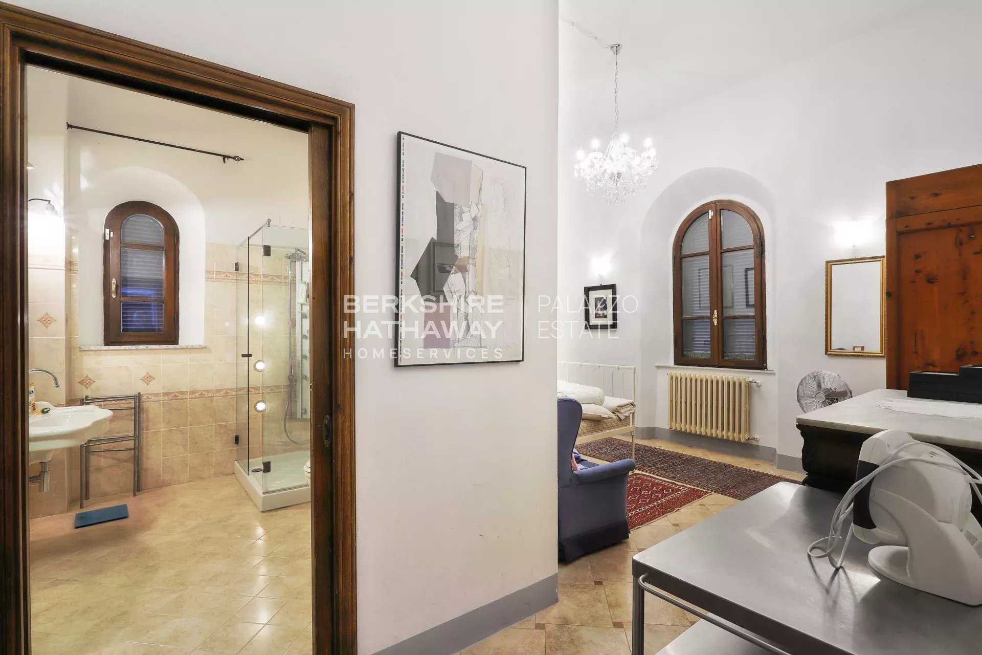 Elegante Villa d'Epoca con Vista Mare e Piscina a Riparbella