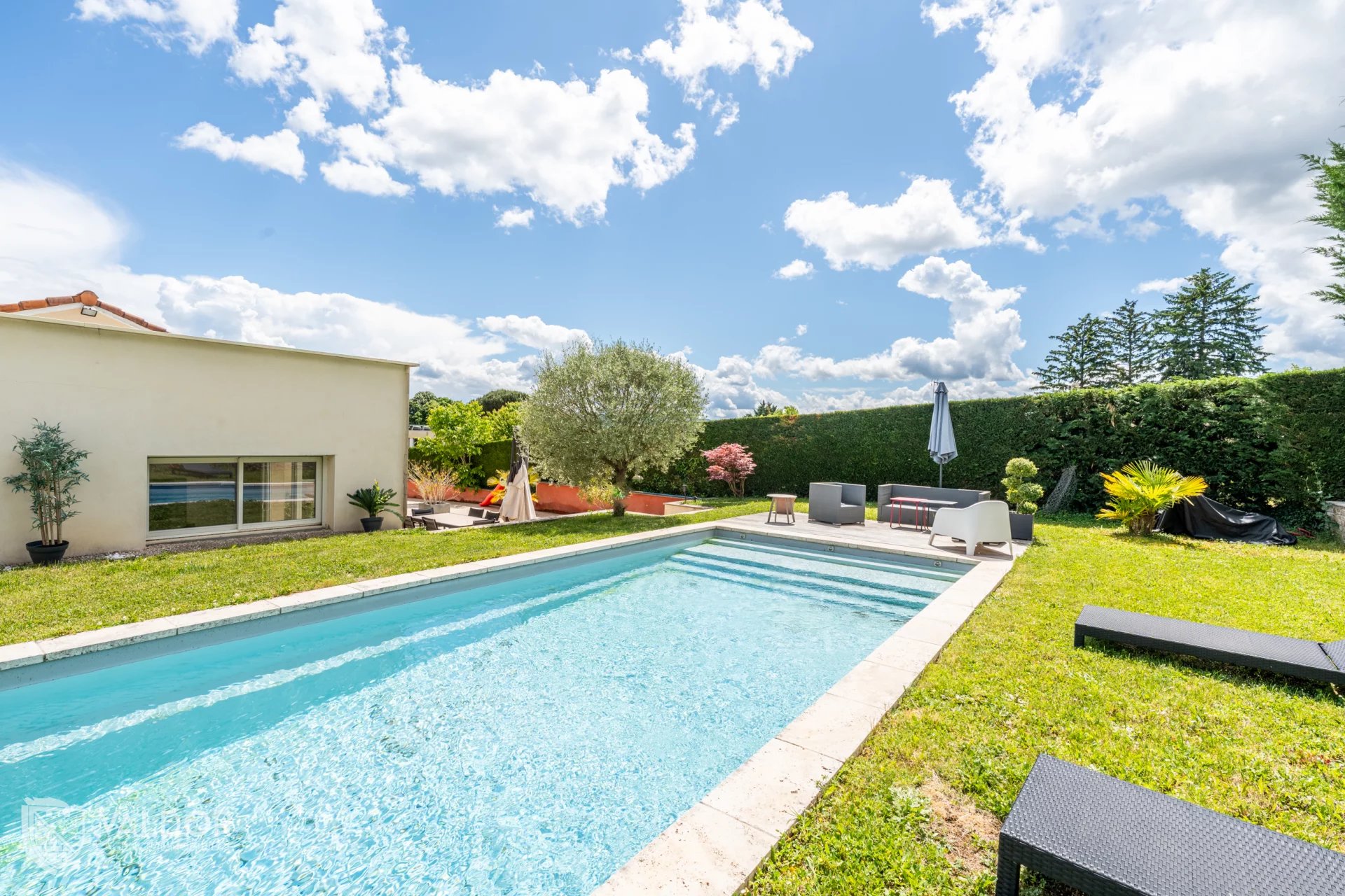 Maison contemporaine de plain-pied avec piscine