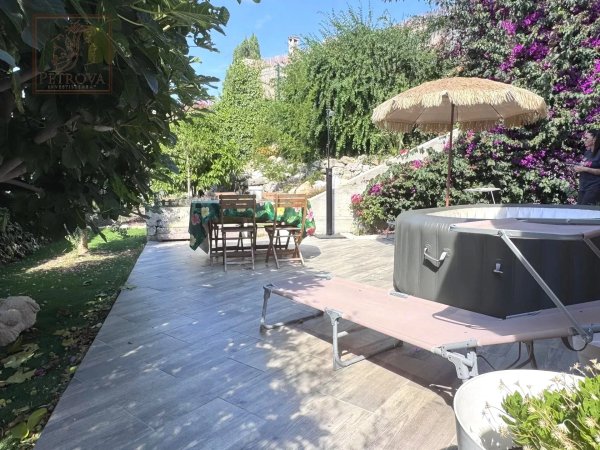 4-Bedroom Villa in Carros — photo 2