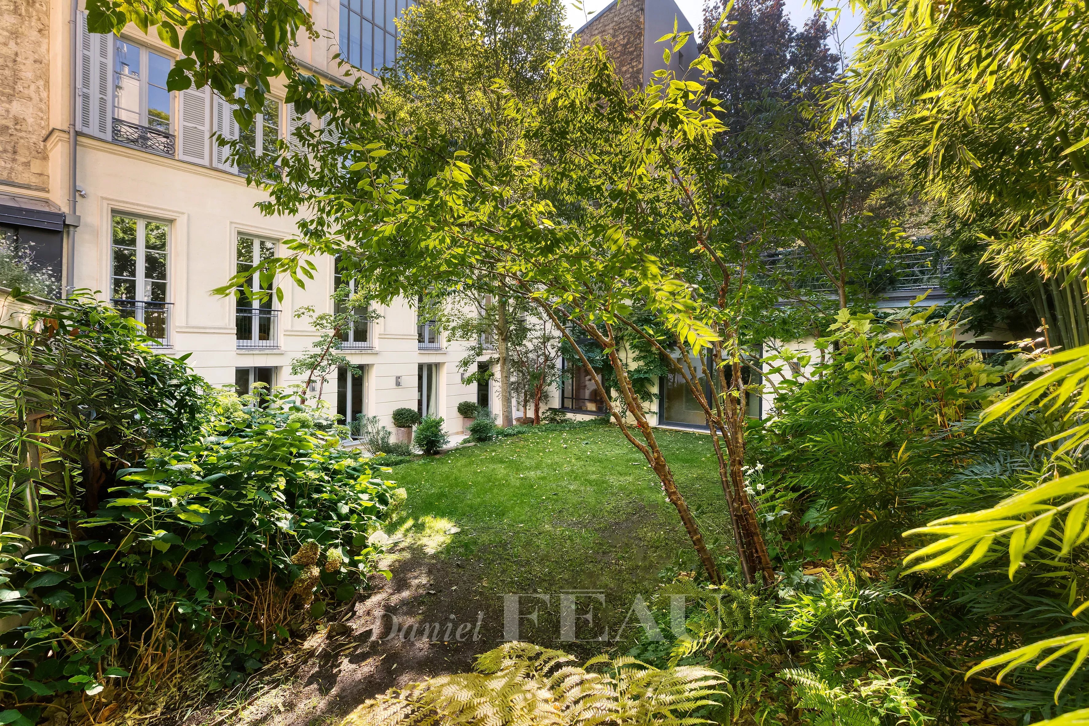 Paris 6th District – A sumptuous 7-bed apartment