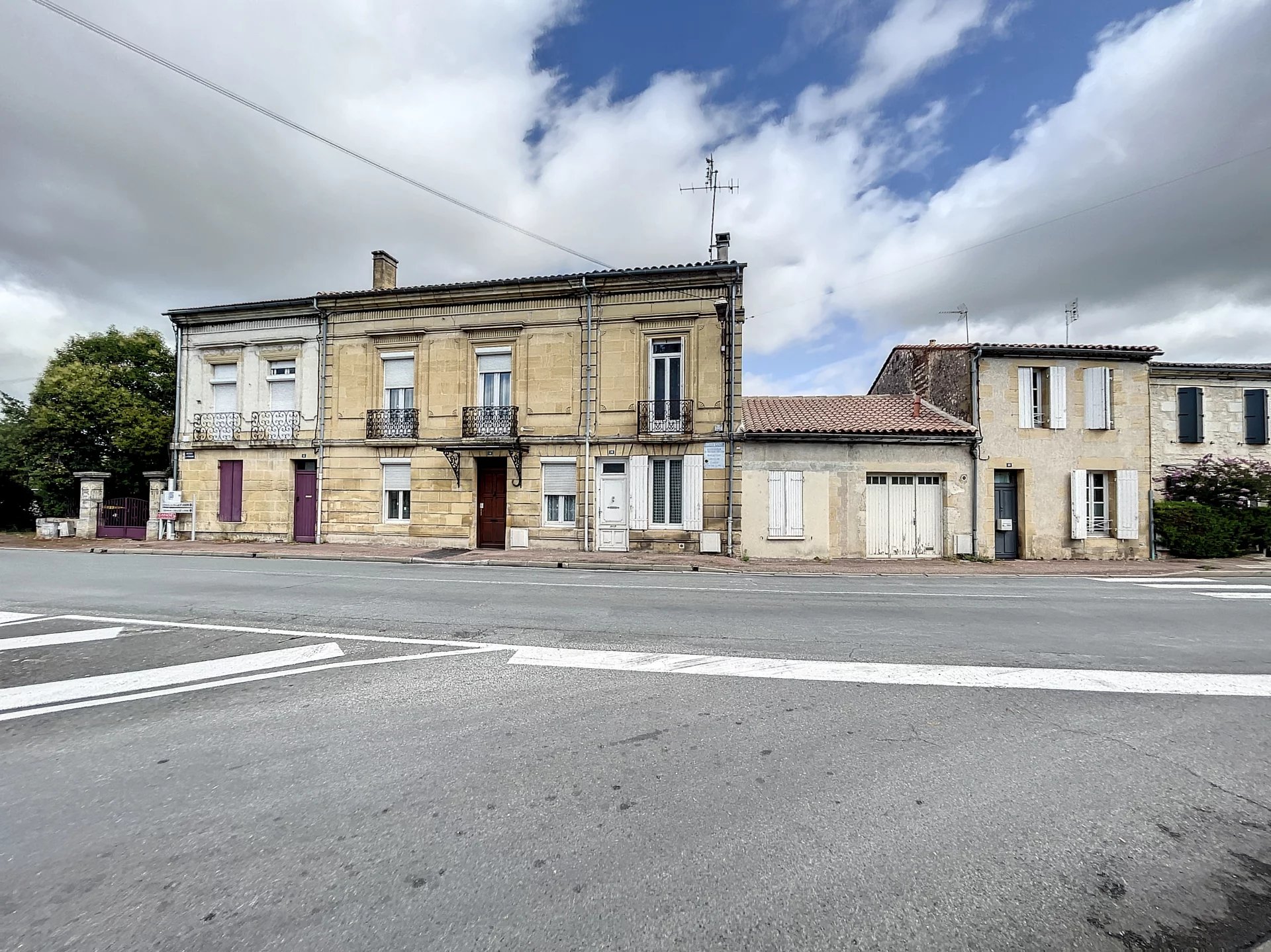 PORT SAINTE FOY ET PONCHAPT : Maison de ville de 74 m² avec jardin.