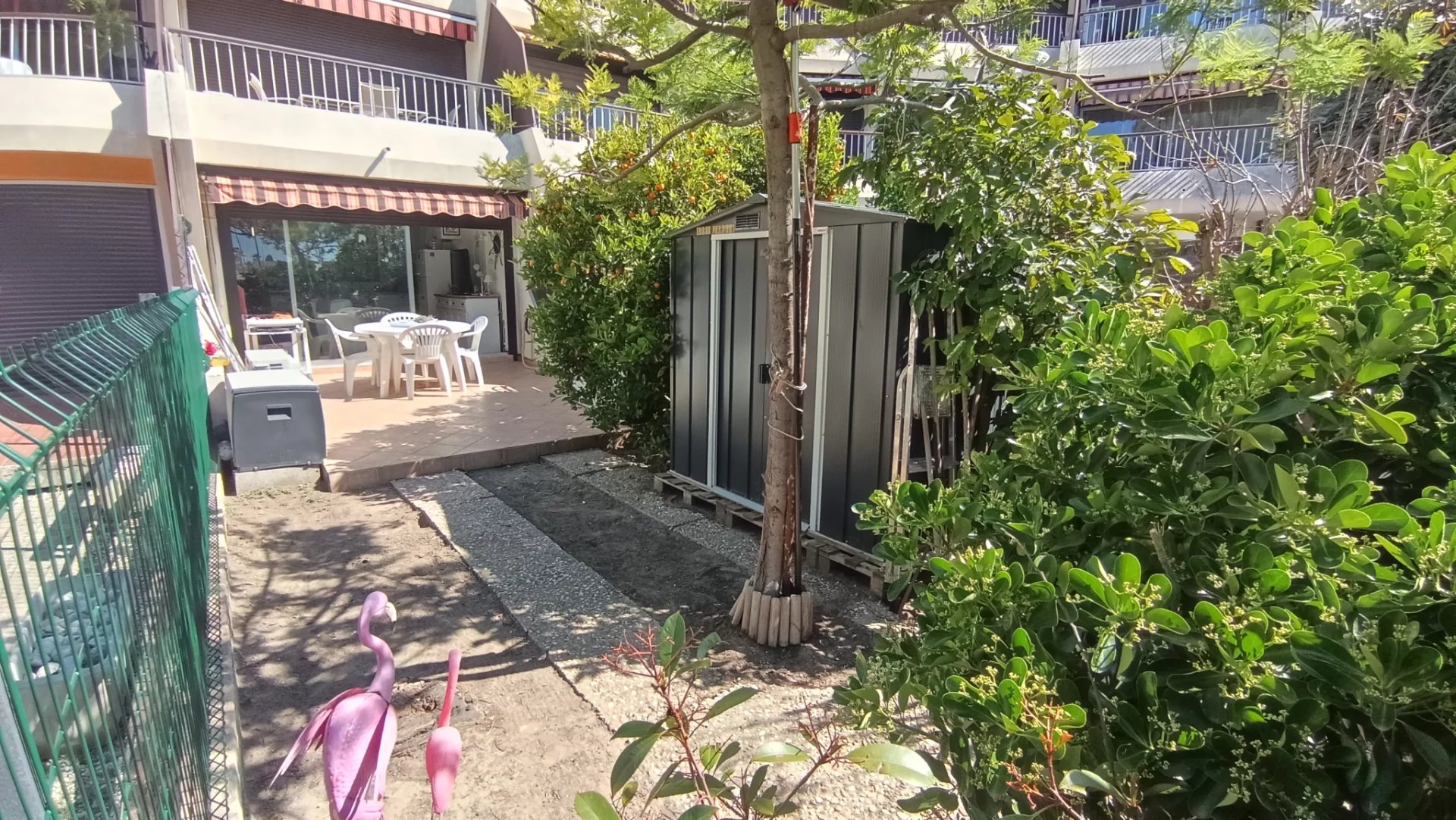 REZ DE JARDIN EXPOSE SUD AVEC GRANDE TERRASSE