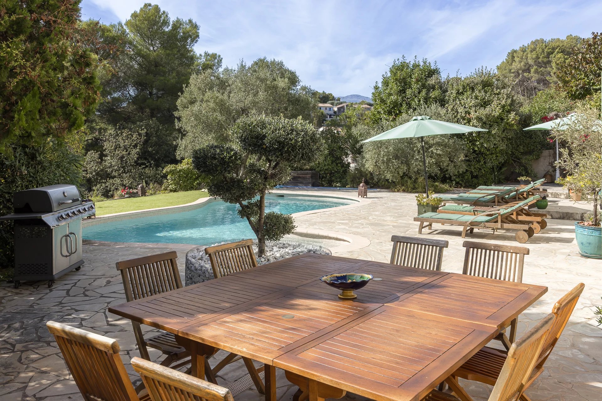 Close to Saint-Paul-de-Vence - Charming family property