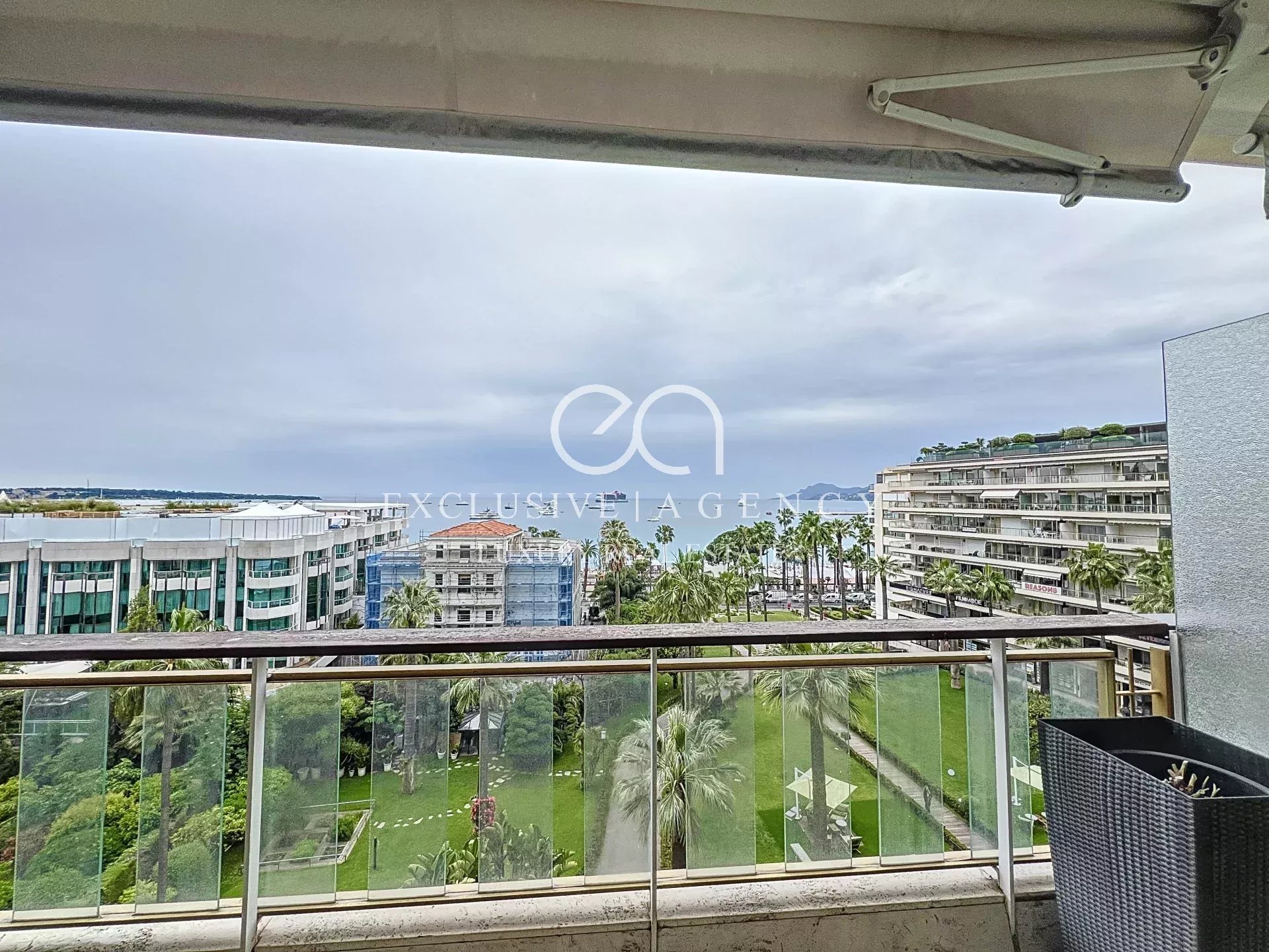 Luxuriöse 3-Zimmer-Wohnung 80m² mit Meerblick und 10m² Terrasse, gelegen im Cannes Croisette Grand Hotel.