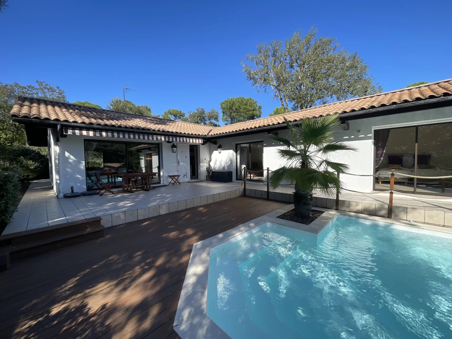 AGREABLE VILLA DE 170M2 AVEC JOLI JARDIN ARBORE ET PISCINE