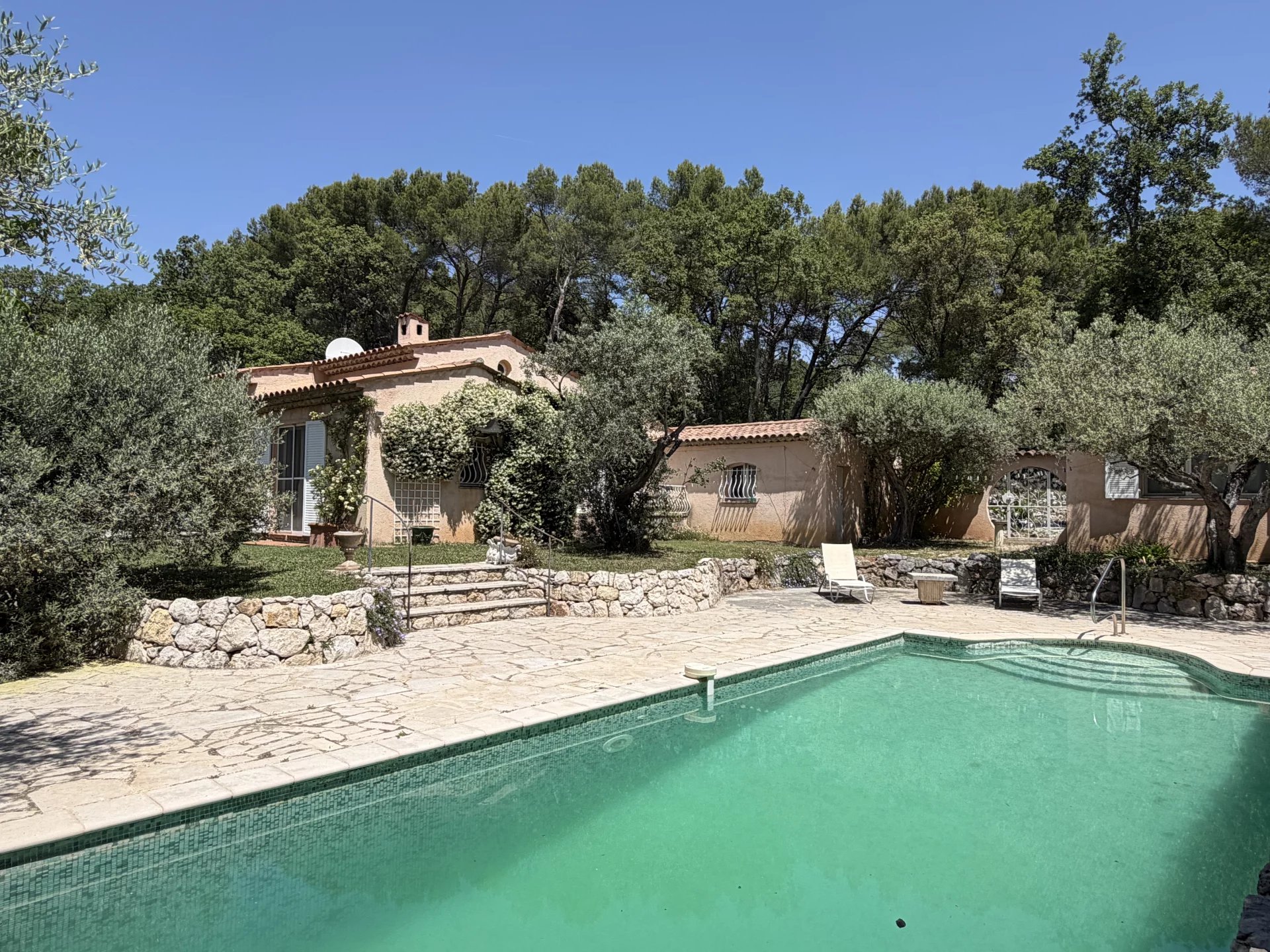 Single-storey villa with studio - Fayence