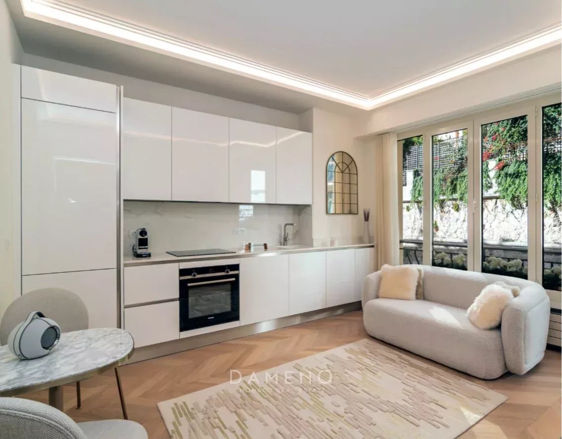 Luxuriously renovated two-room apartment