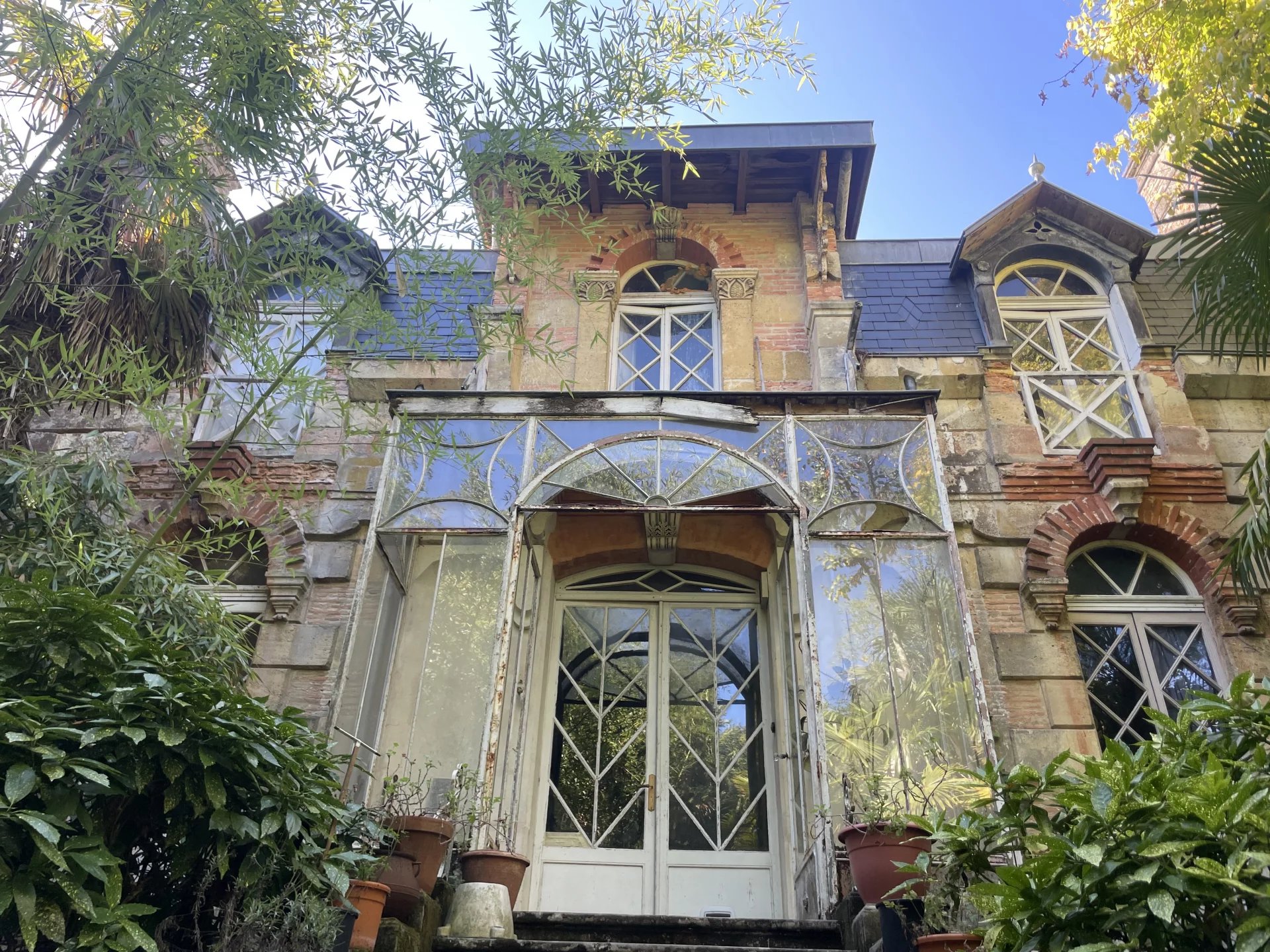 Iconic house to renovate in the sought-after neighborhood of Printemps