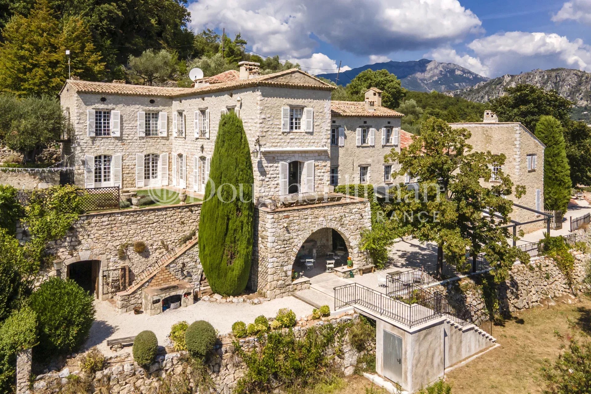 PROCHE NICE  – Vente aux enchères d&rsquo;un Magnifique château - Image nᵒ2