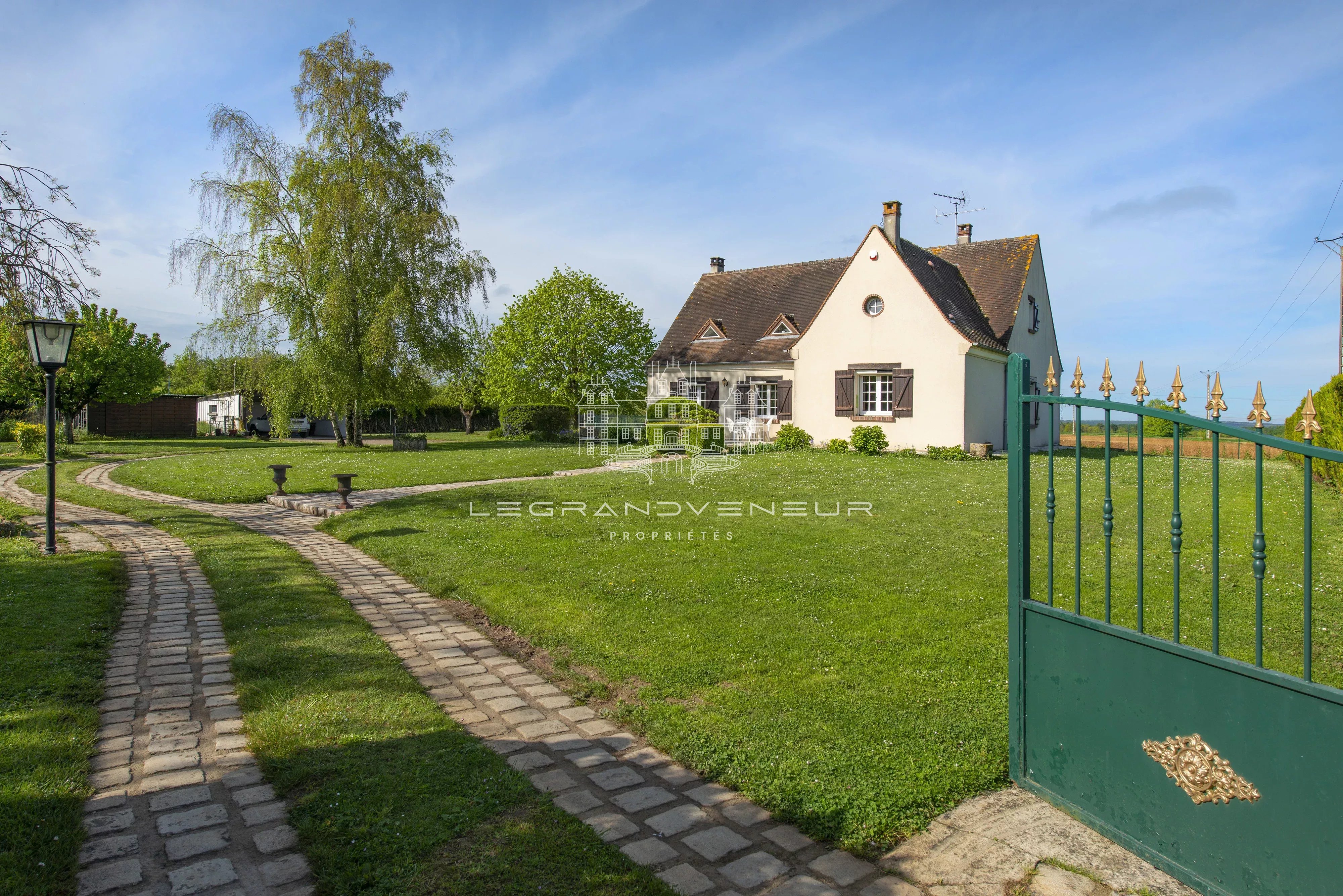 MAISON FAMILIALE AVEC GRAND TERRAIN