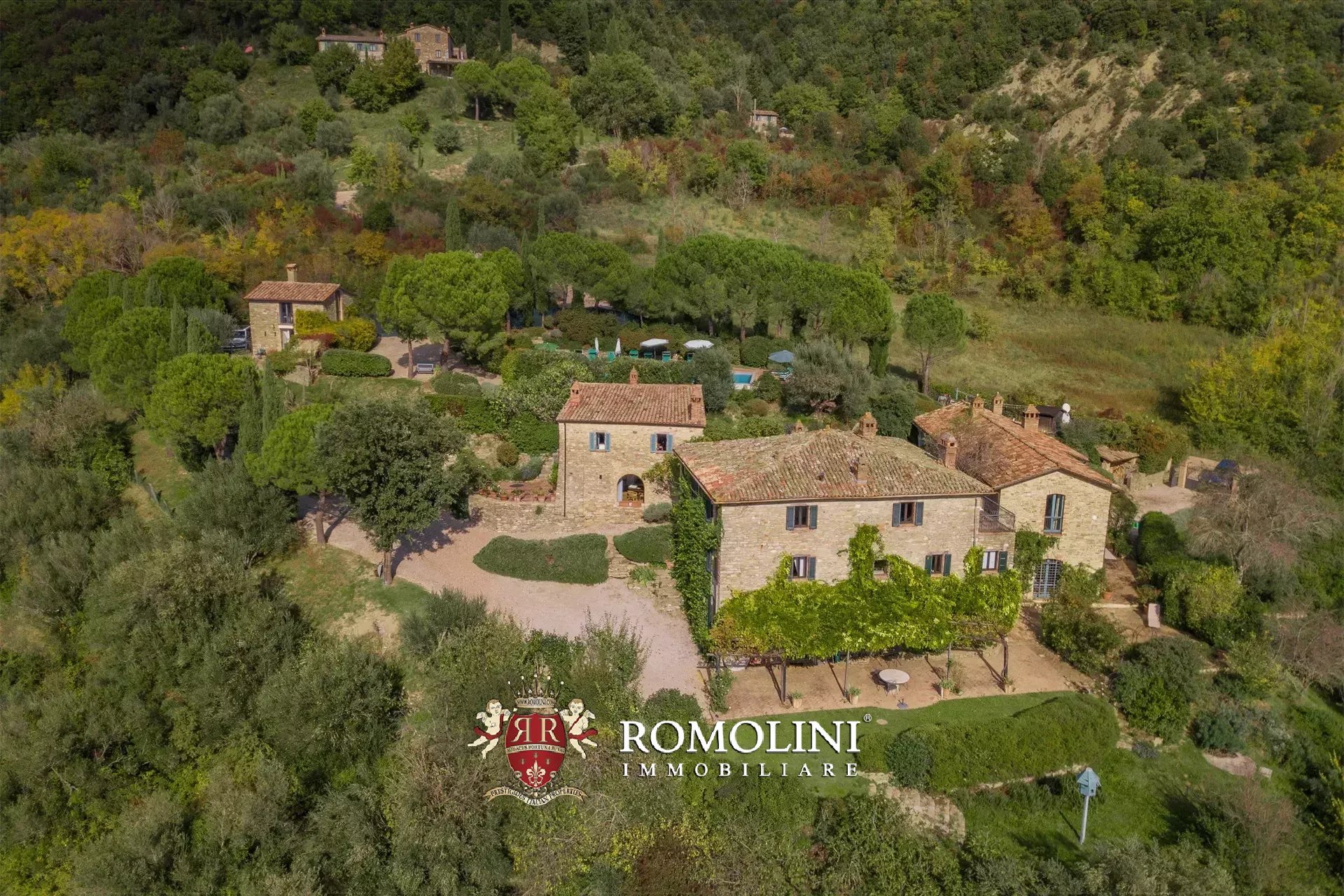 BORGO RISTRUTTURATO CON PISCINA IN VENDITA A UMBERTIDE