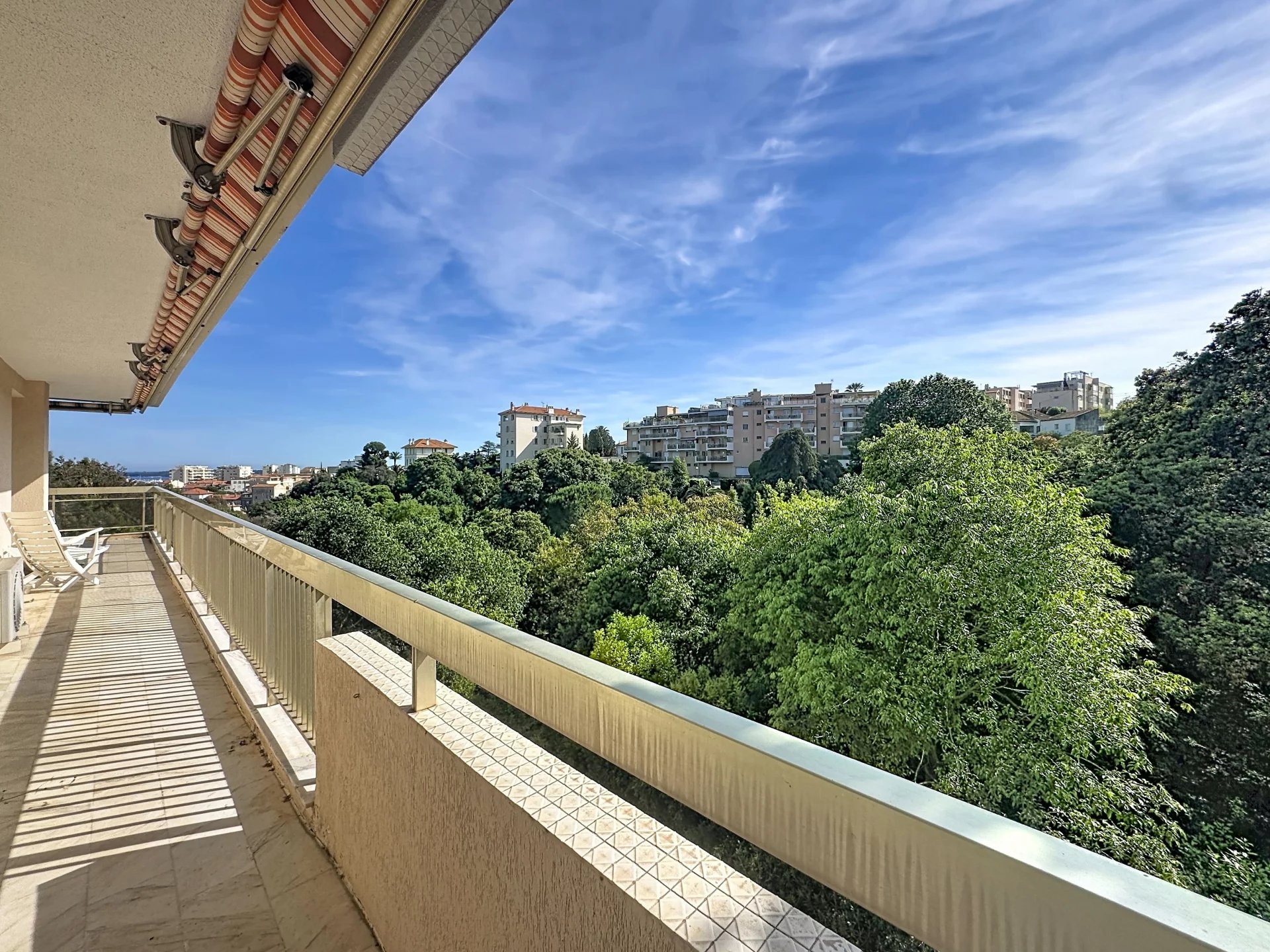 EXCLUSIVE – 3-BEDROOM CORNER APARTMENT ON THE TOP FLOOR