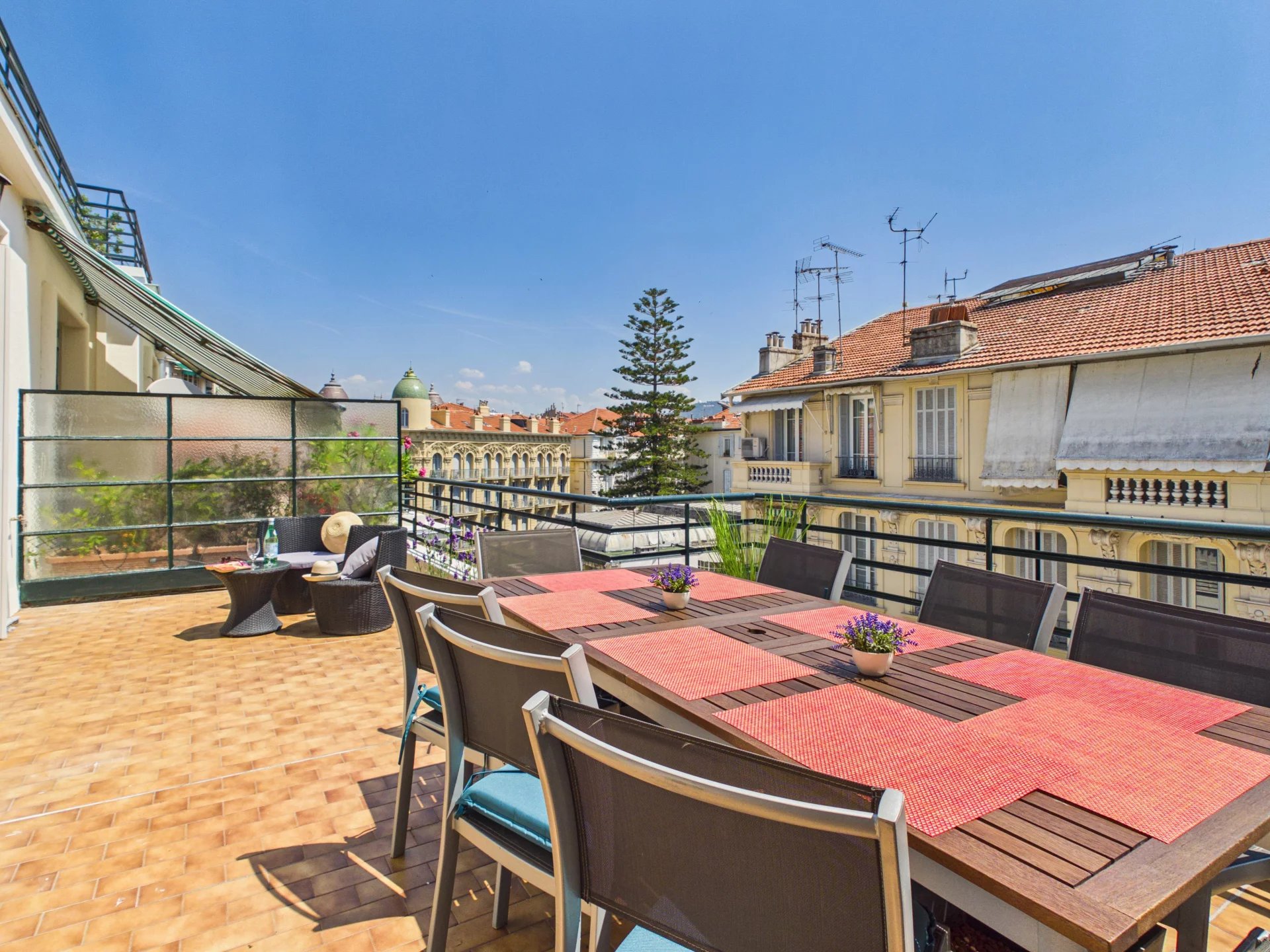 Bel appartement avec spacieuse terrasse – Nice Carré d'Or