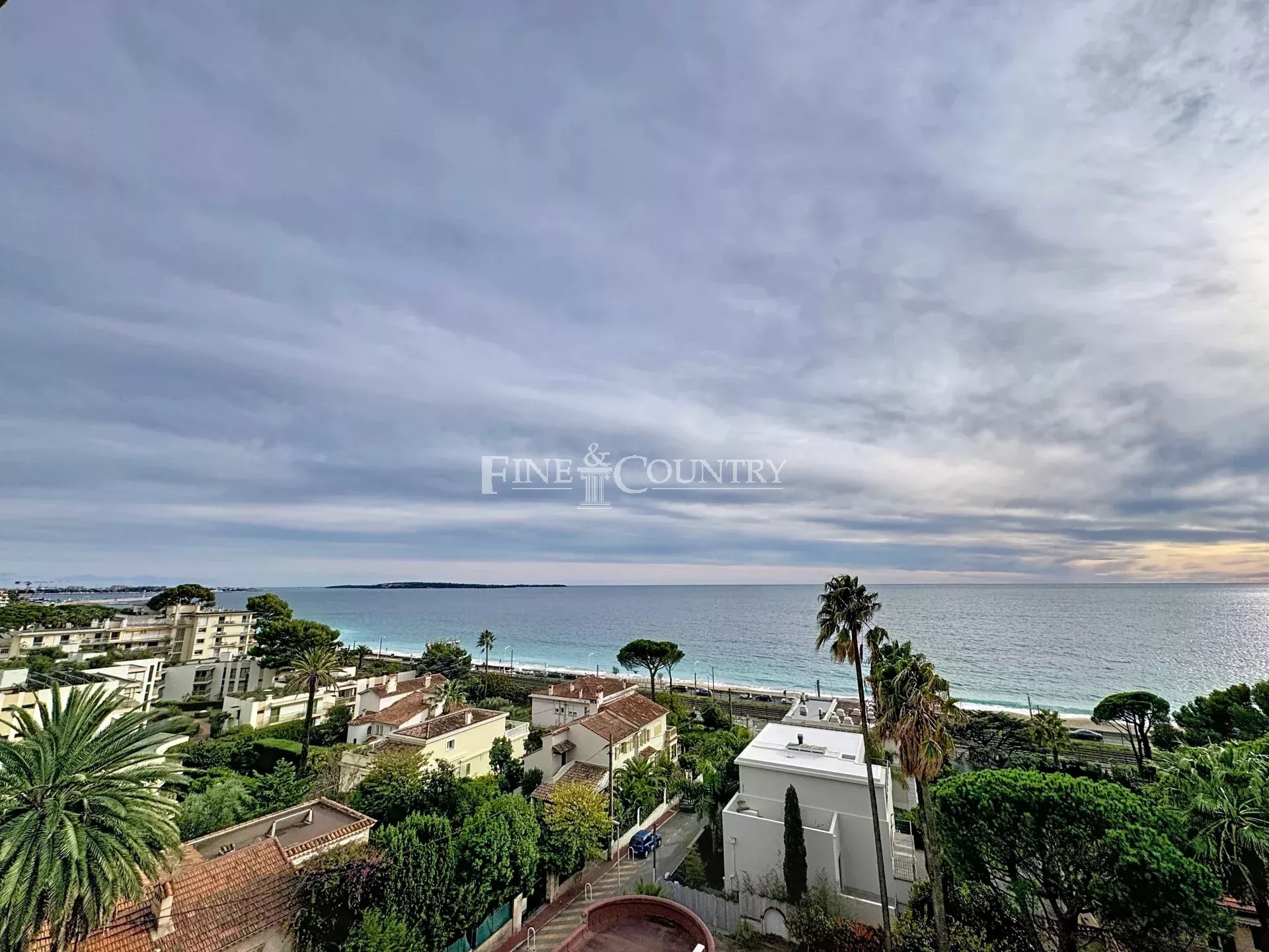 Photo of Apartment for sale in Cannes Plages du Midi Croix des Gardes with panoramic sea view
