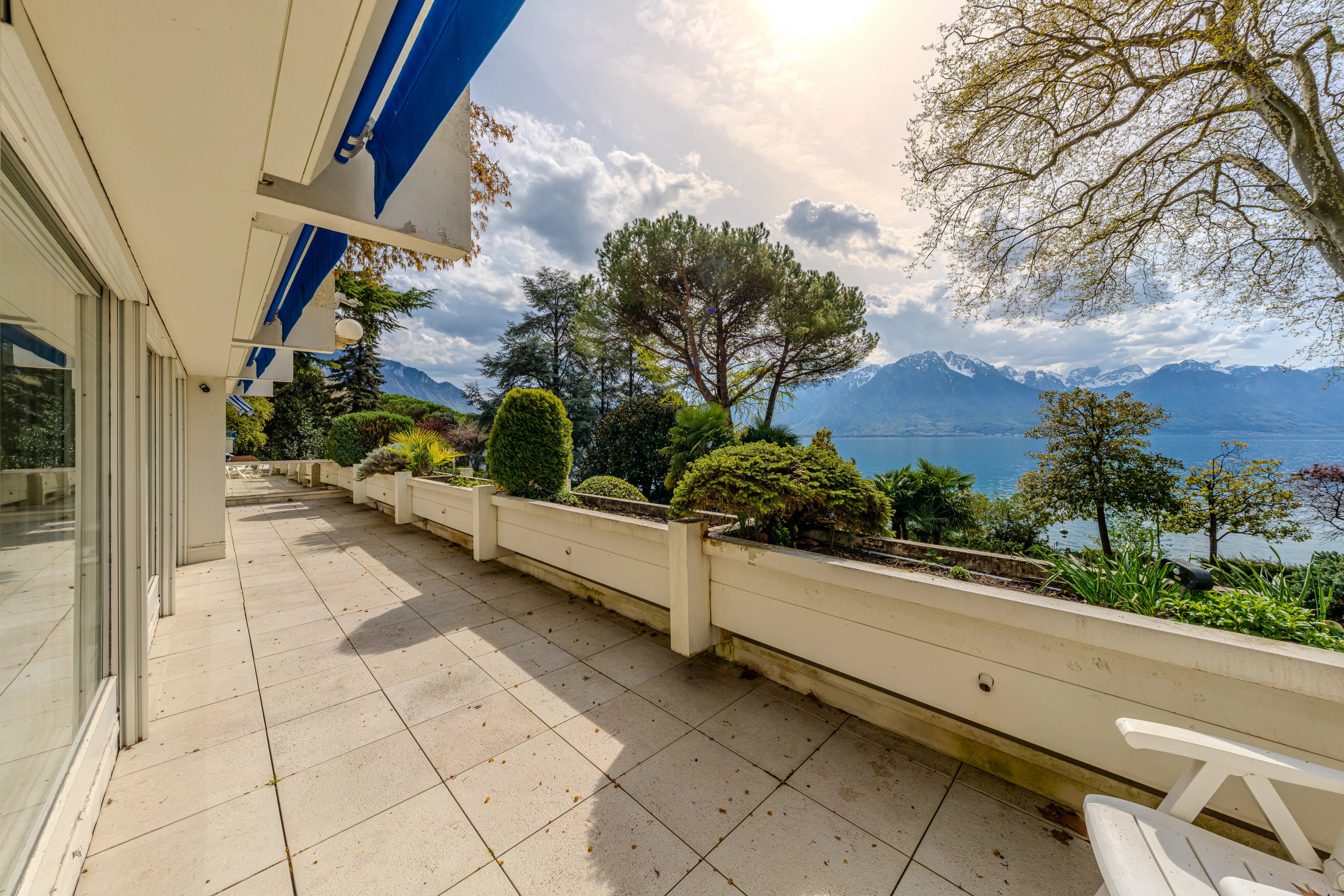 Bien rare à Montreux – Première ligne du lac avec terrasse et panorama unique