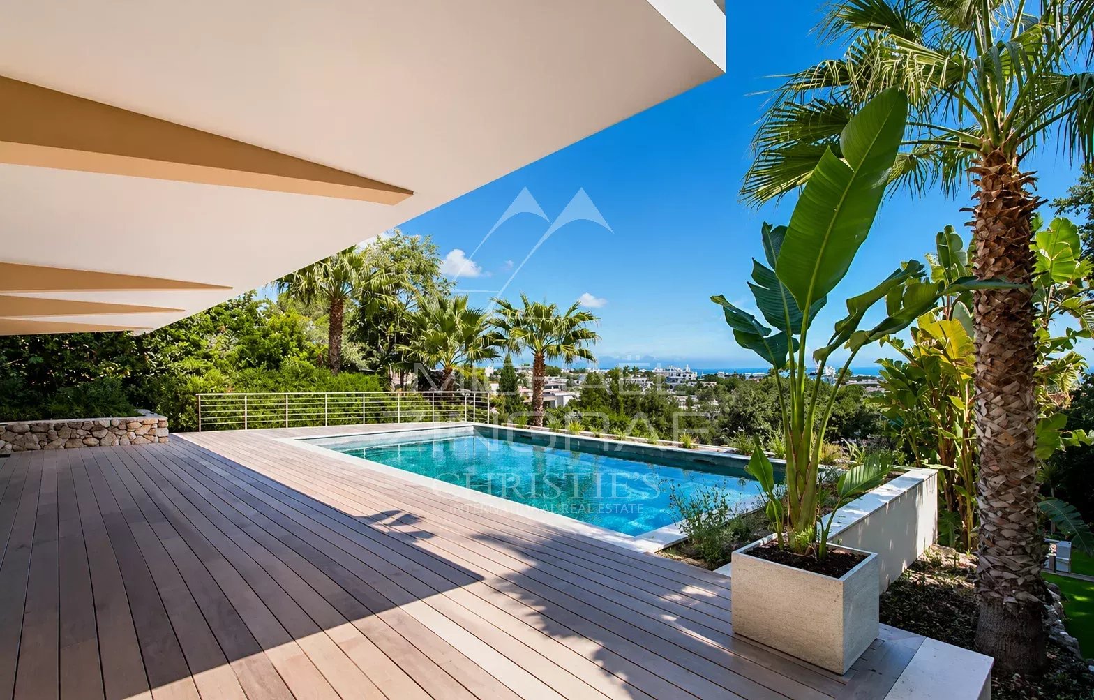 SPLENDIDE VILLA CONTEMPORAINE RÉNOVÉE  DE 320 M² SITUÉE DANS UN DOMAINE PRIVÉ