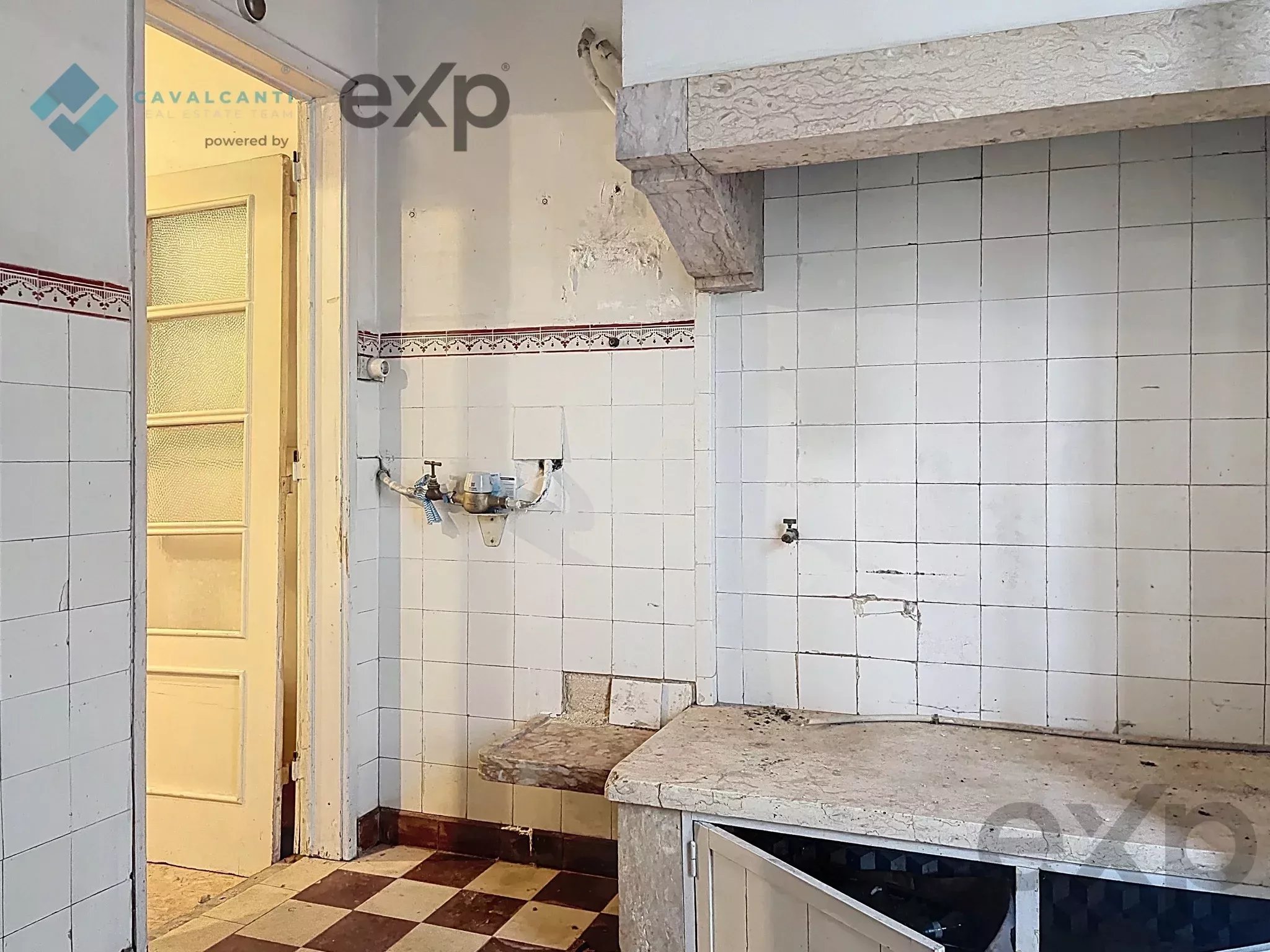 3-bedroom with charm and patio for renovation – Lisbon 86916807 image 37