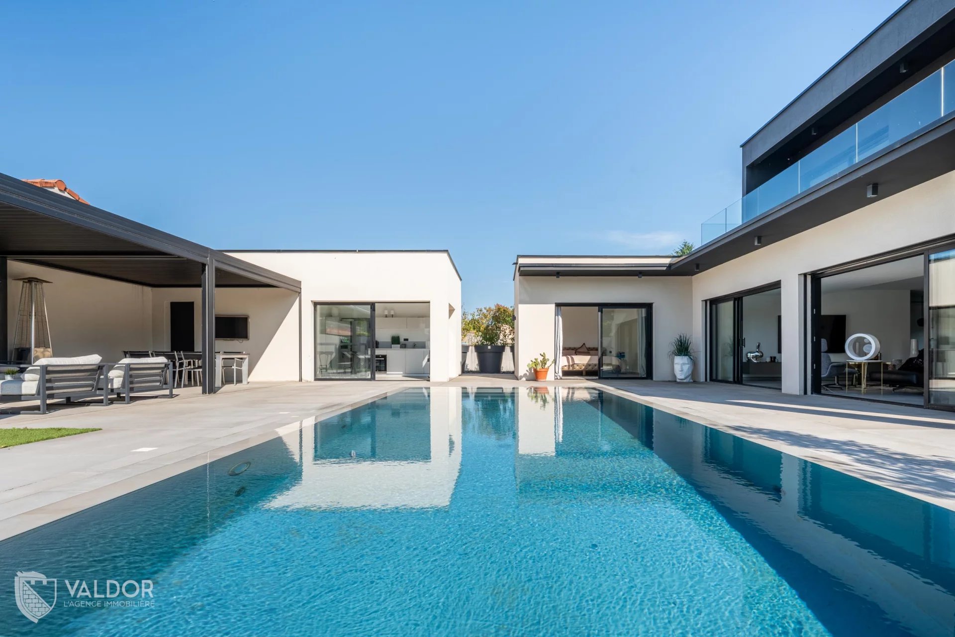 Villa contemporaine 241m²  7 pièces