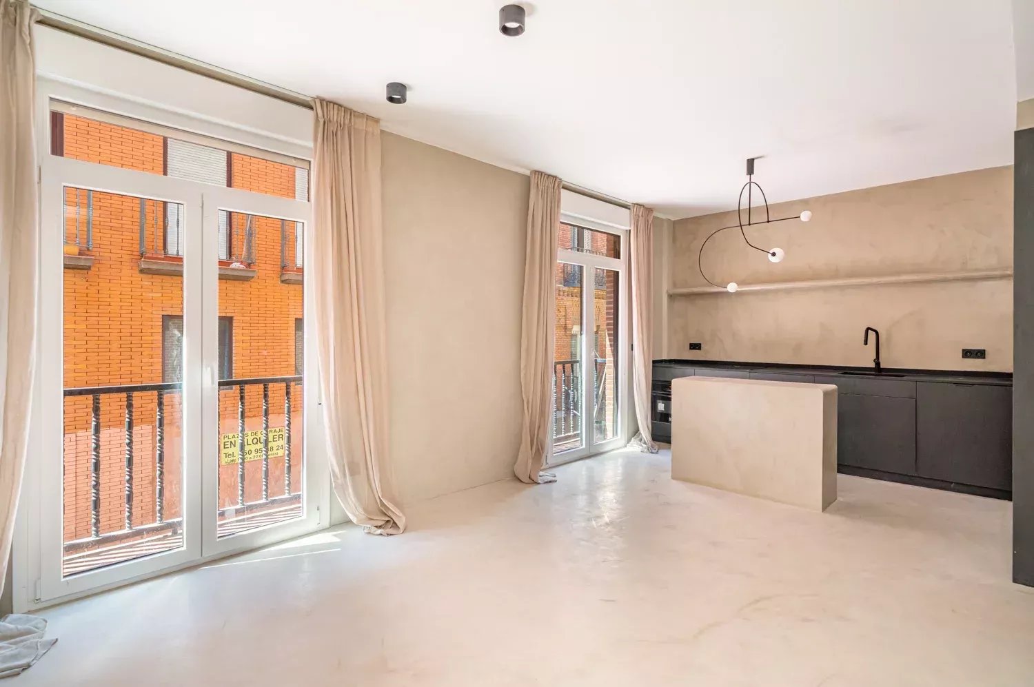 Bright, Renovated Property with 3 Balconies and Parking in Justicia