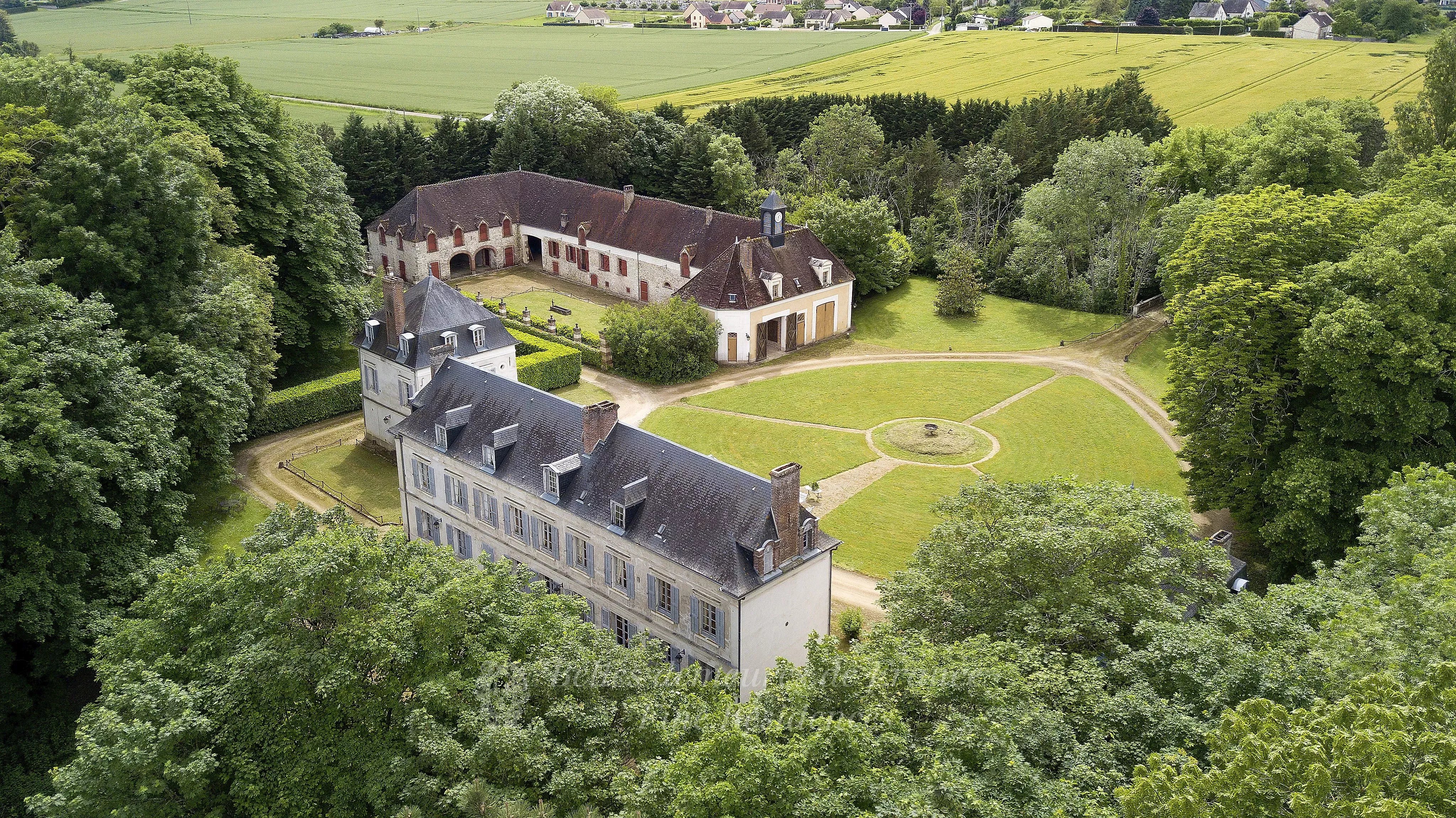 Proche de Joigny, charmant château XVIIIè et corps de ferme sur 6Ha de parc.