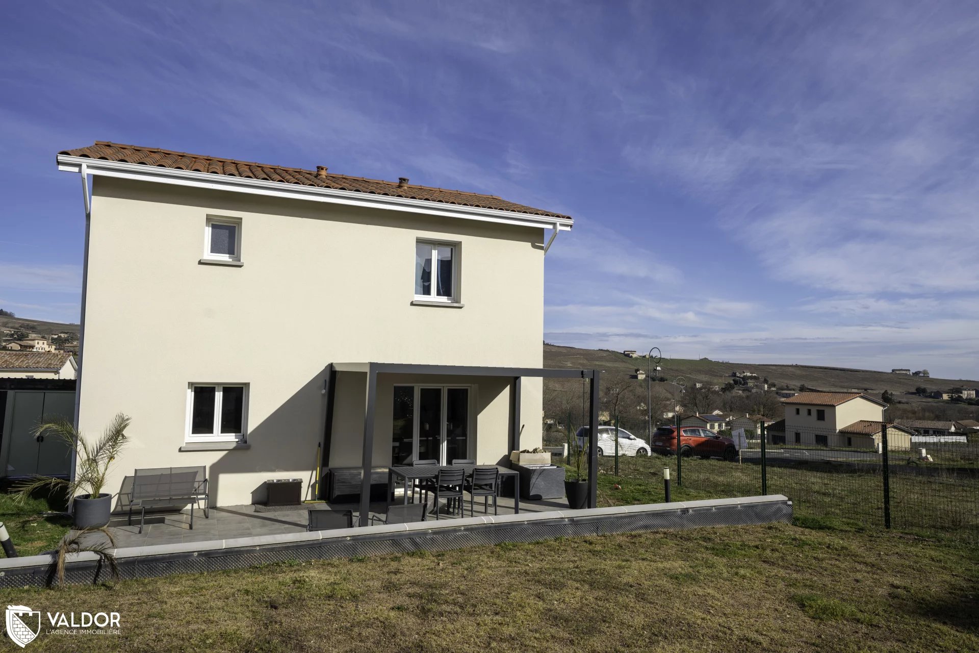 Maison récente avec trois chambres.