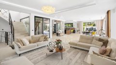 An elegant, contemporary-style villa in a completely peaceful setting — photo 3 of 7