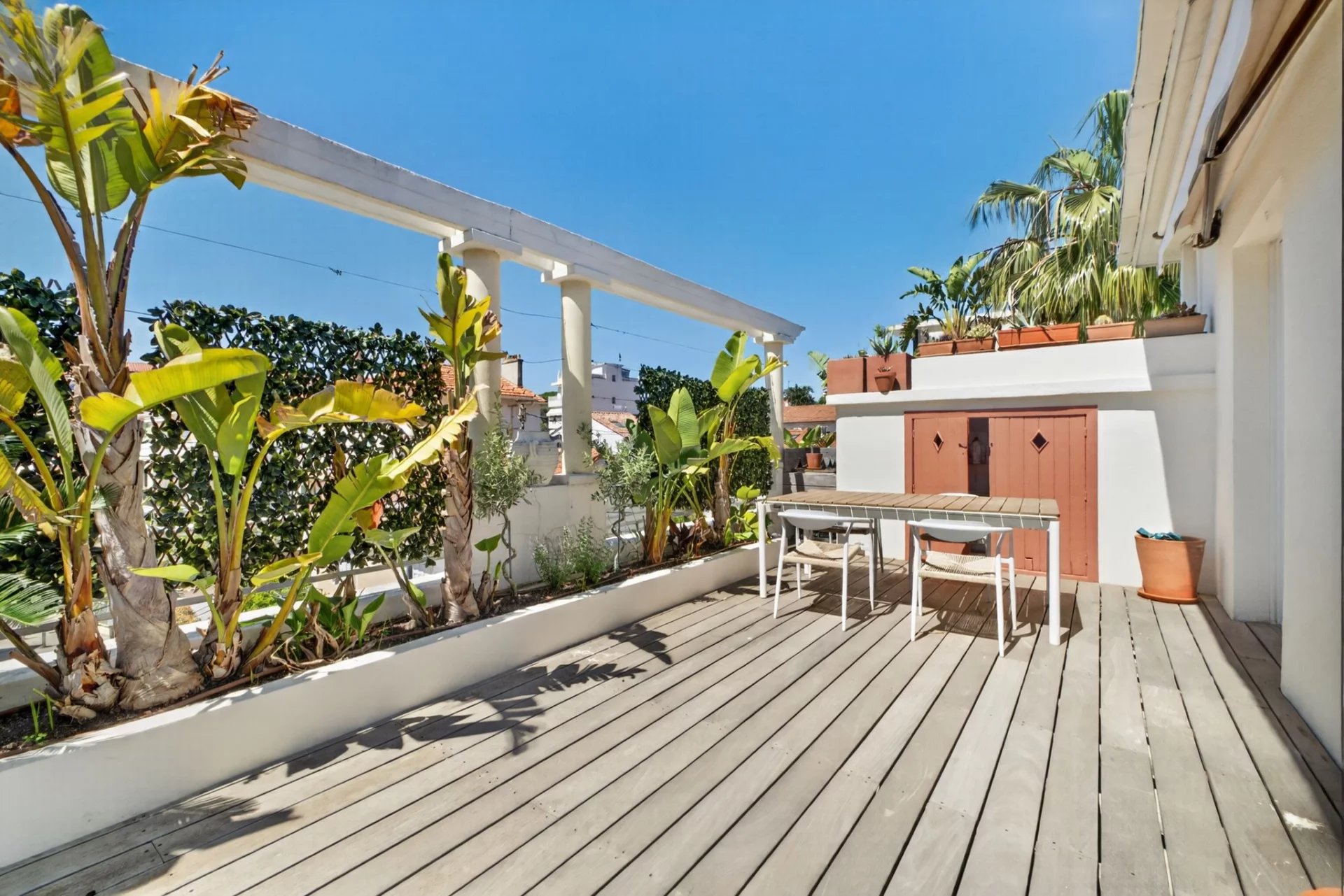 Just a stone's throw from the beaches, 3-bedroom house with sea views