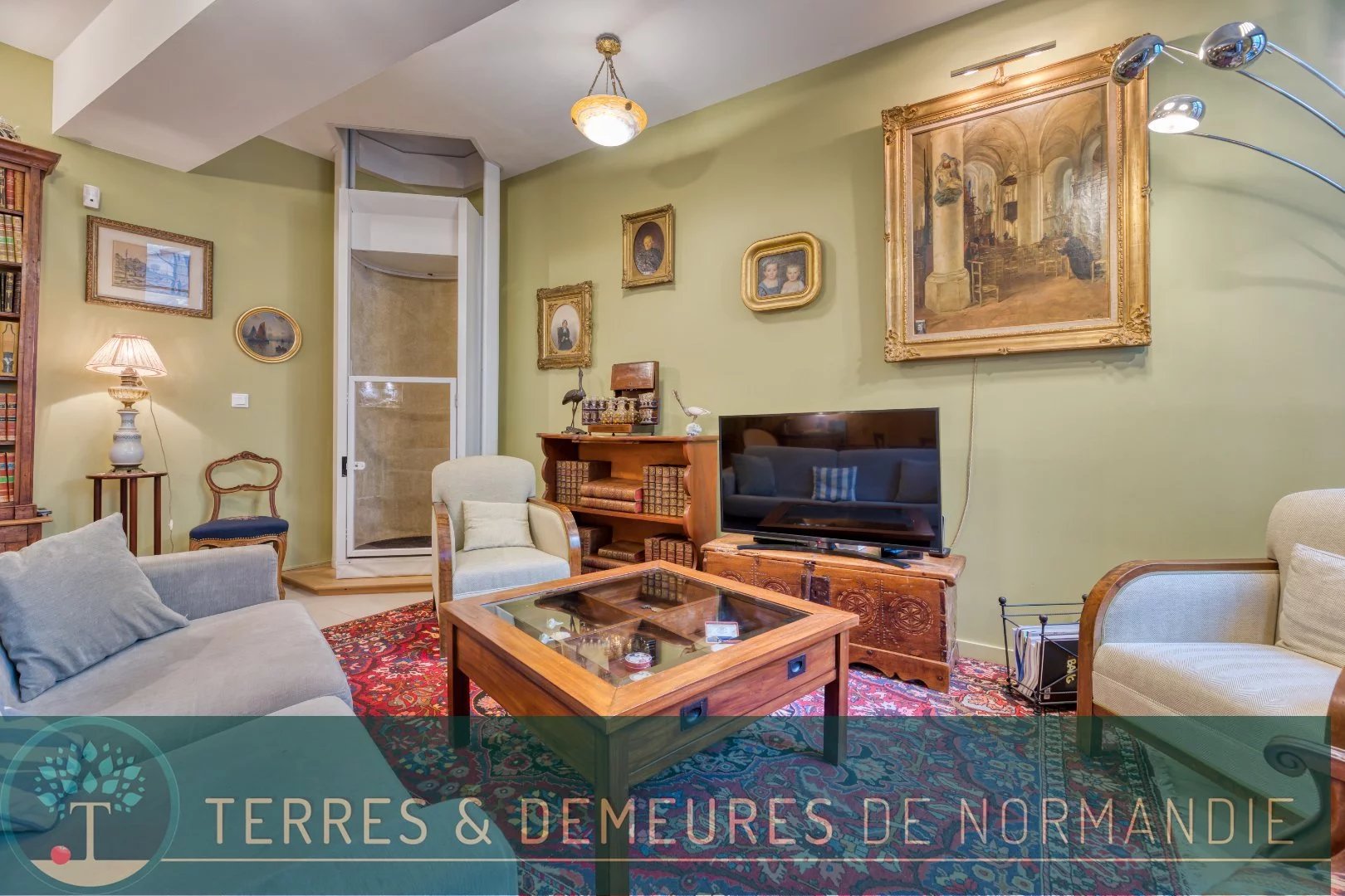 Maison de ville de 1693 entièrement rénovée  129,8 m² habitables  Cour privative  Ascenseur, en Seine-Maritime.