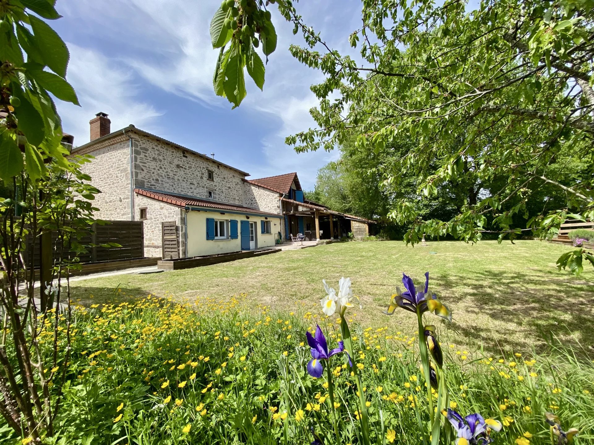 A lovely three bedroom house with a swimming pool near Bellac