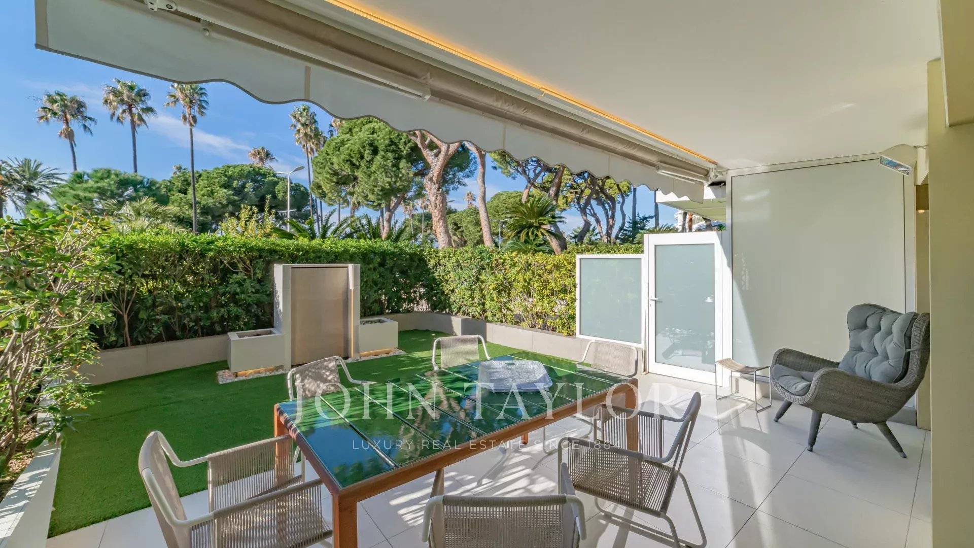 Cannes Croisette Appartement contemporain grand luxe face au port