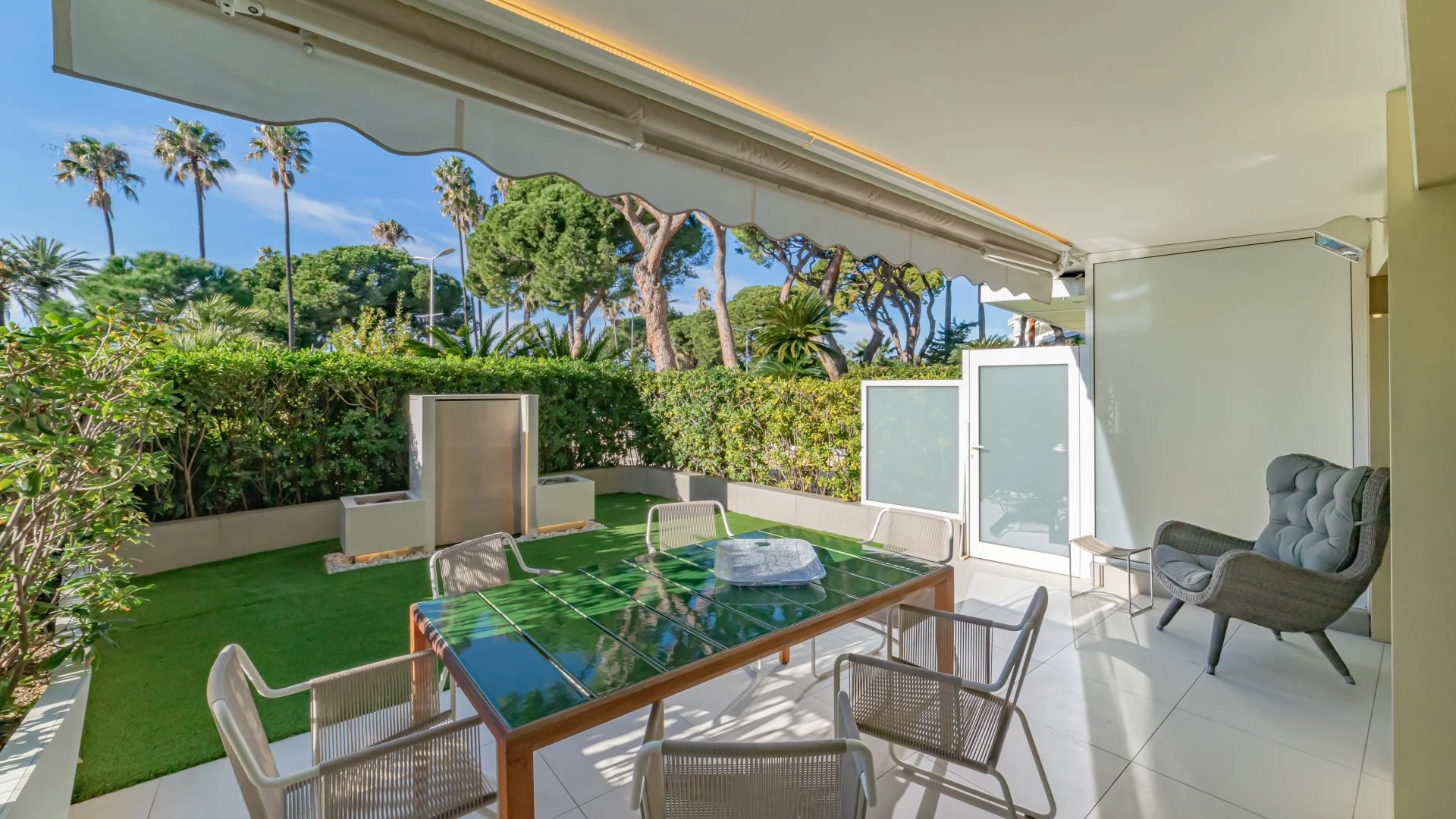 Cannes Croisette Contemporary luxury apartment facing the port