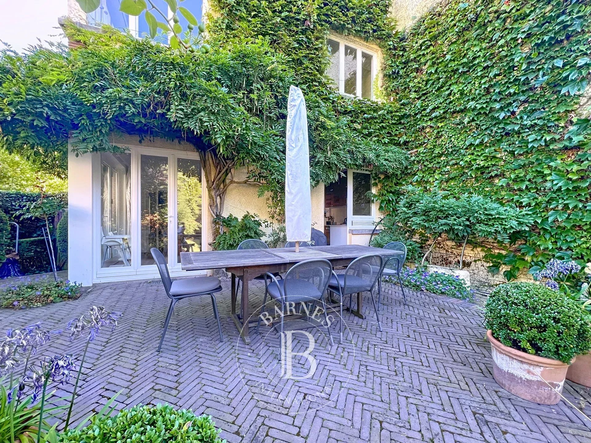 Belle Maison lumineuse avec un très beau jardin et garage
