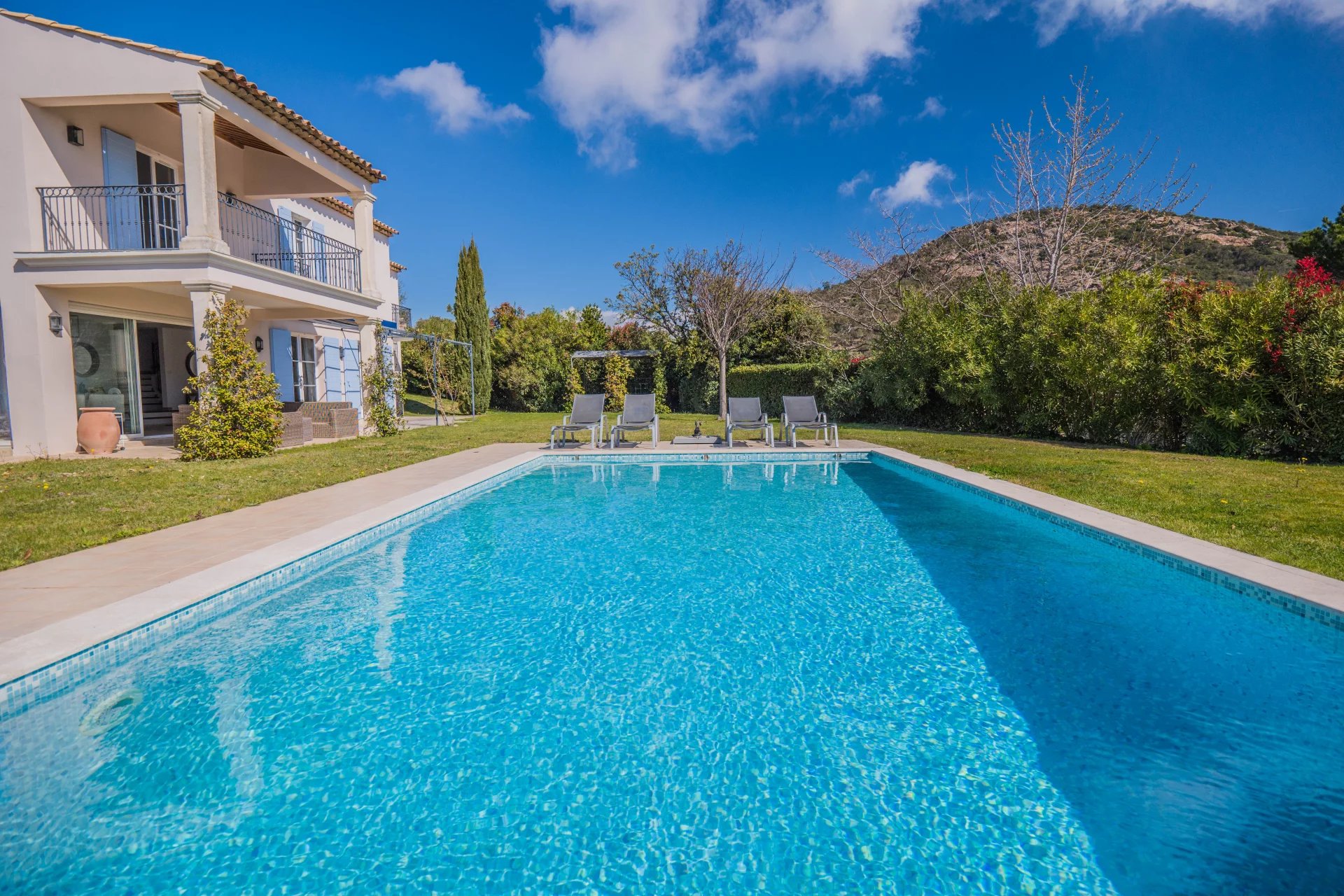 Grimaud, vue collines et mer