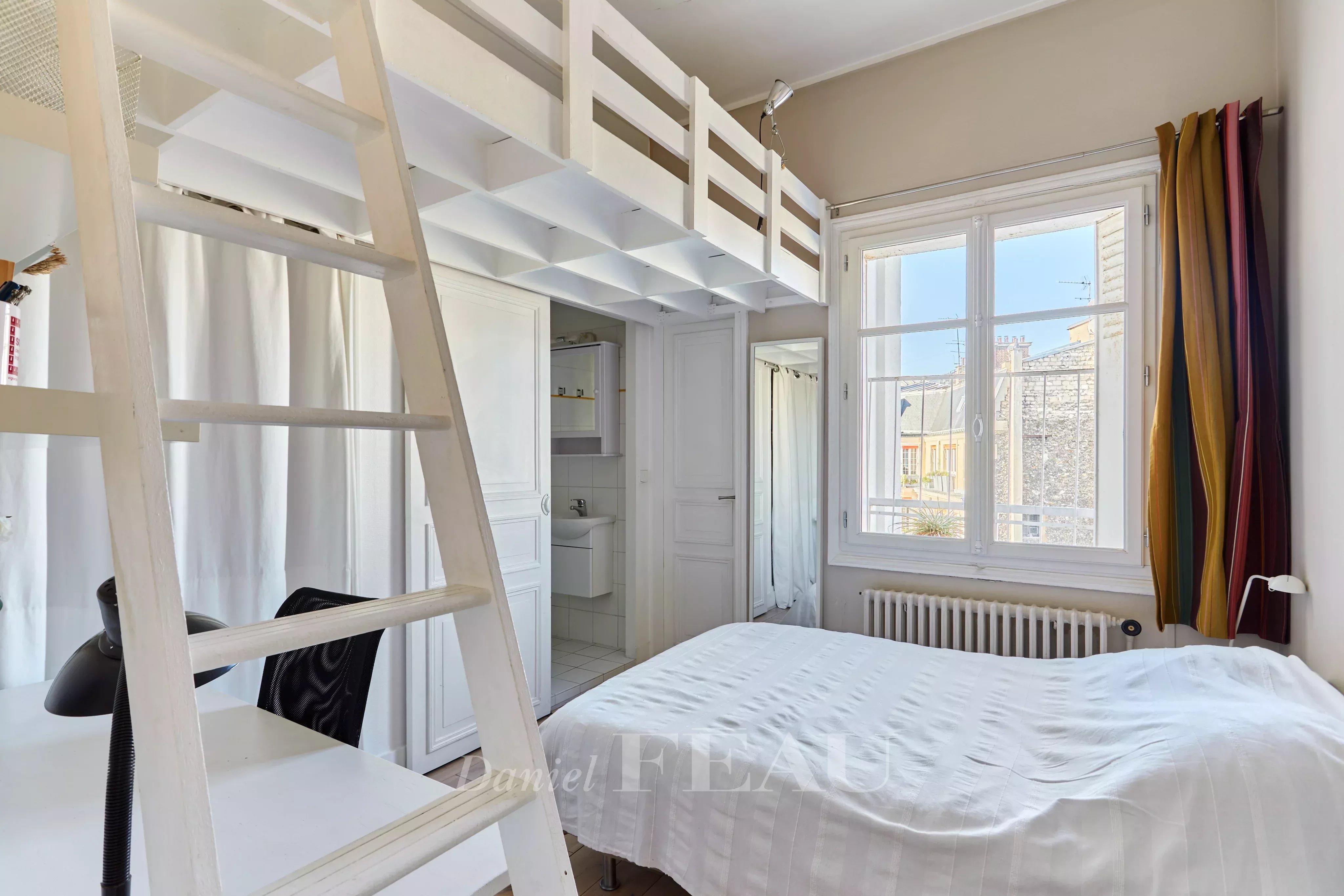 Chambre avec salle de douche et toilettes