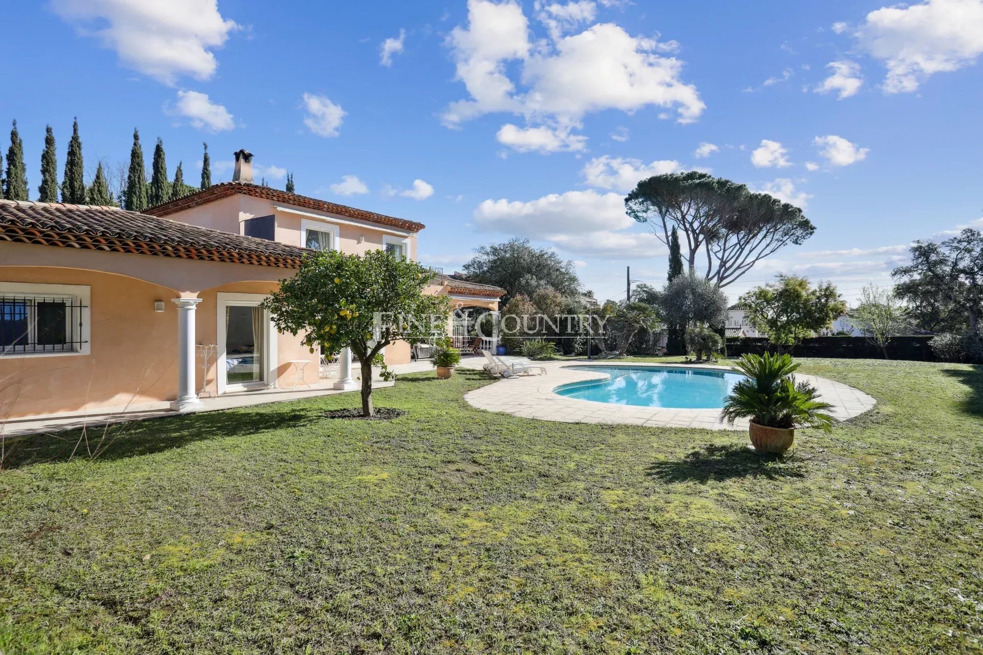 Recent Villa for sale in Mandelieu, Cote d’Azur, 5mn away from golf and beach Accommodation in Cannes